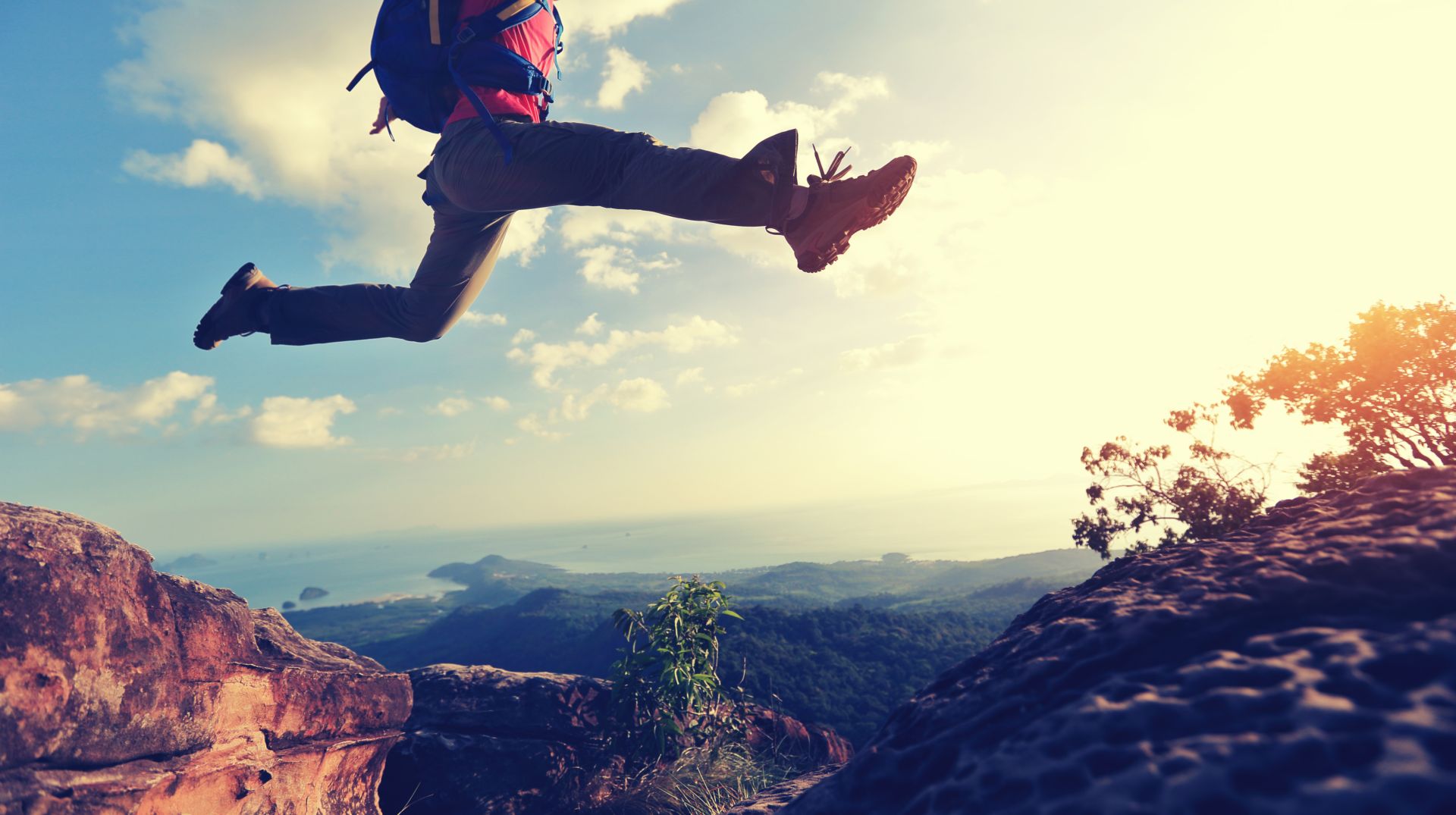 Sprung inder Luft in der Natur. Foto: adobestock