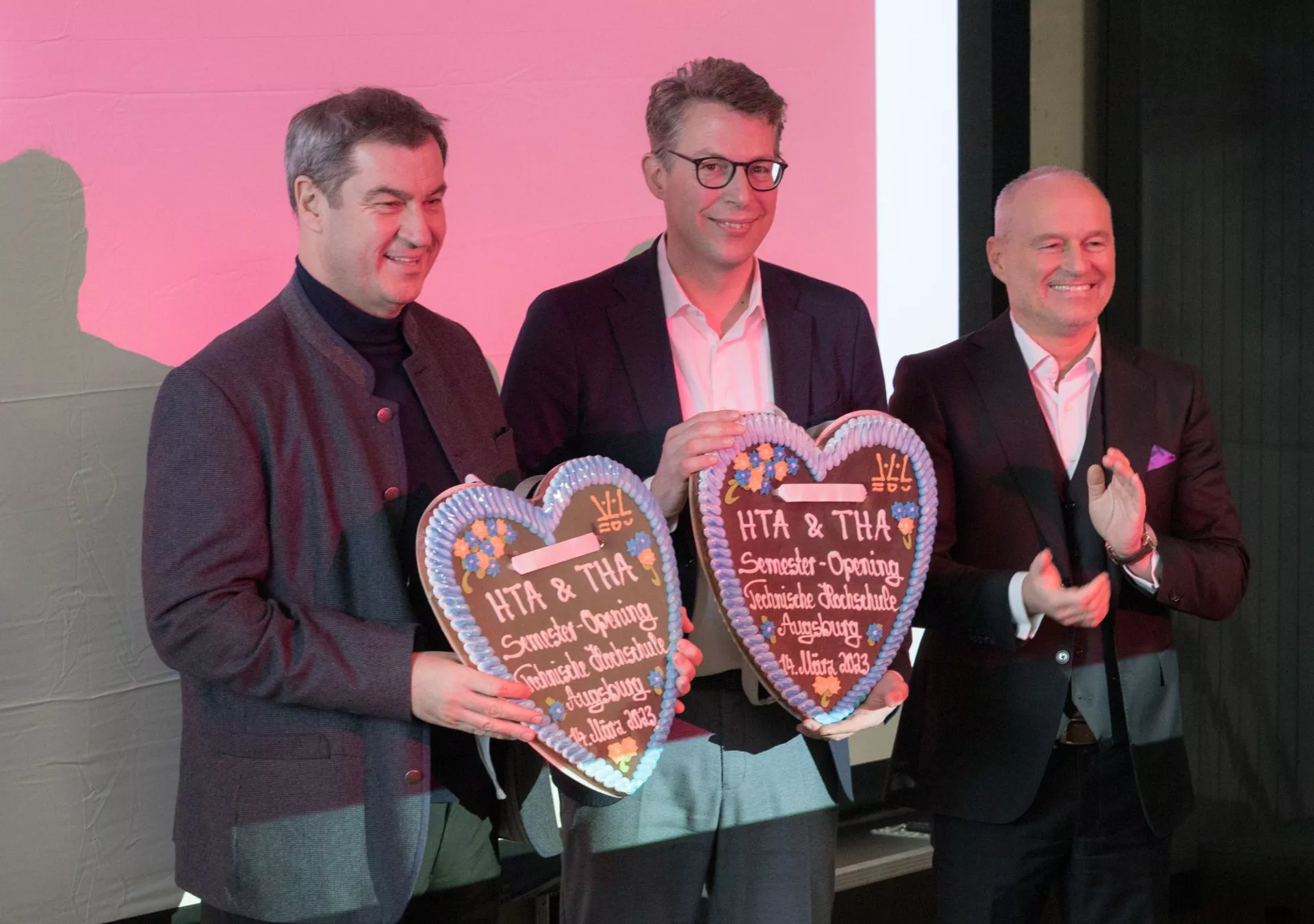 Fast ein wenig Volksfeststimmung kam beim Semester-Opening Technische Hochschule Augsburg am 14.März auf: Ministerpräsident Dr. Markus Söder, MdL, und Wissenschaftsminister Markus Blume, MdL, bekamen von Hochschulpräsident Prof. Dr. Dr. h.c. Gordon Thomas Rohrmair große Lebkuchenherzen überreicht. 