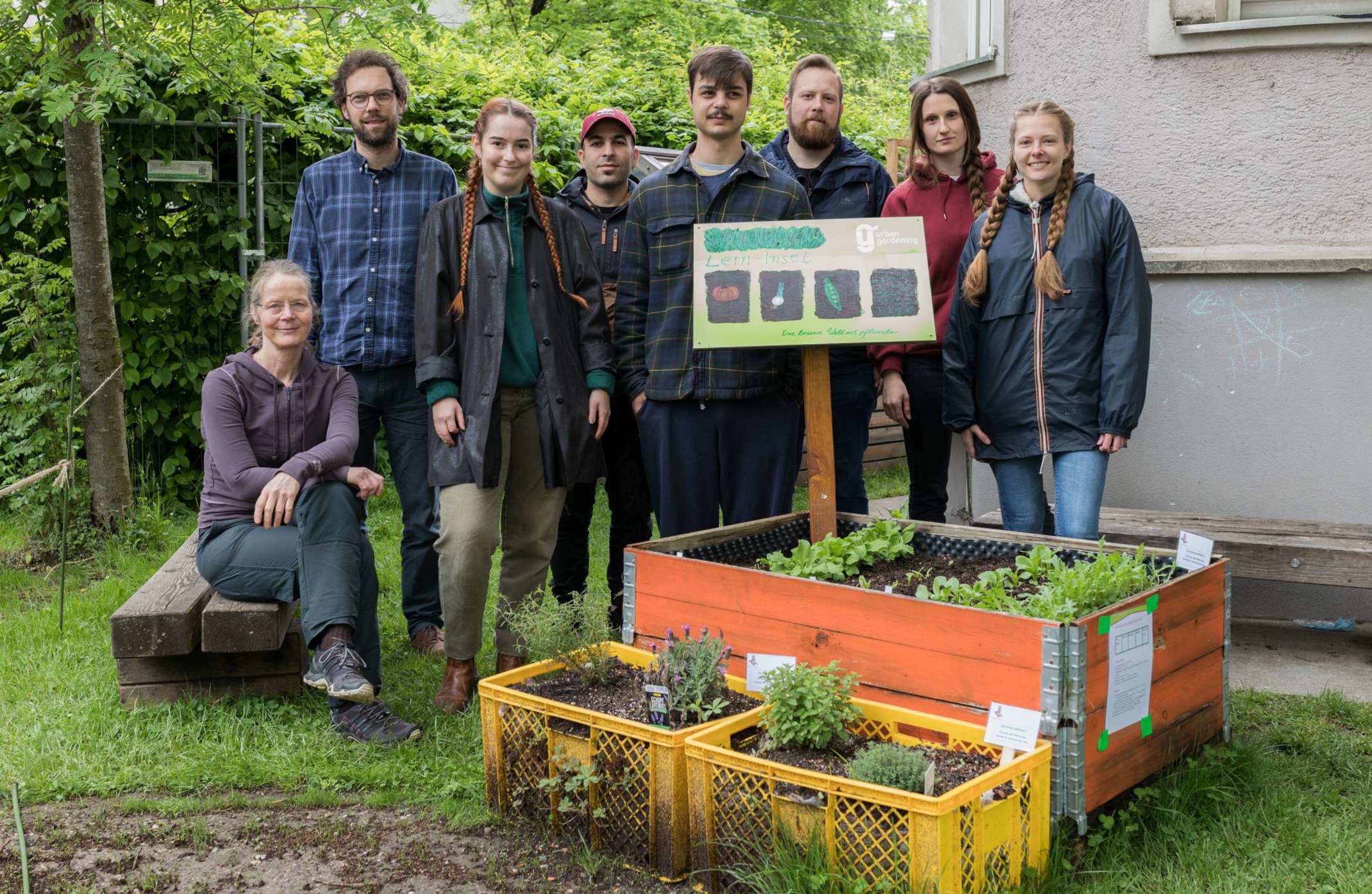 Studierendengruppe, die das Projekt &quot;Urban Gardening&quot; umgesetzt hat.