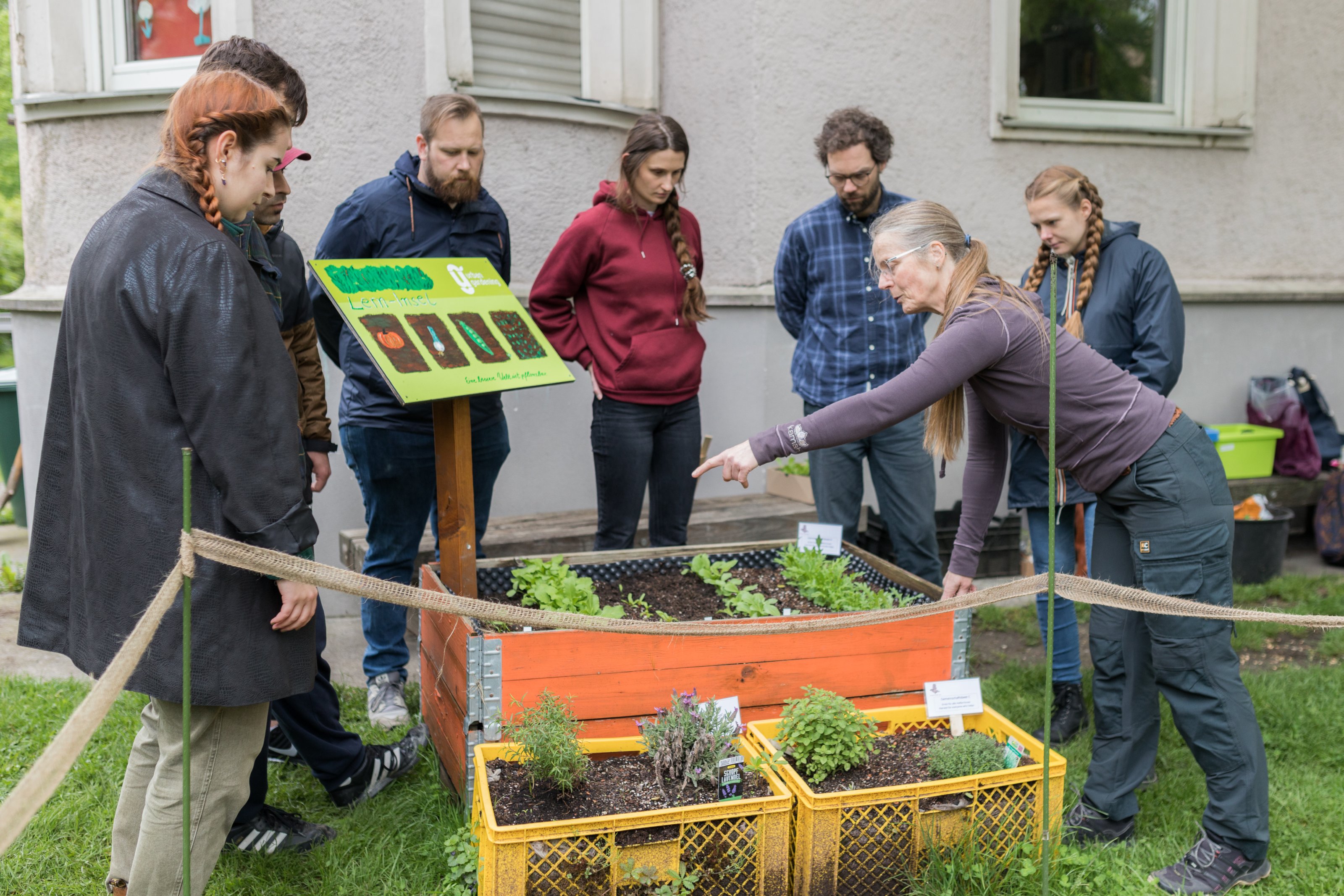 Urban Gardening in einem Vorgarten in Augsburg