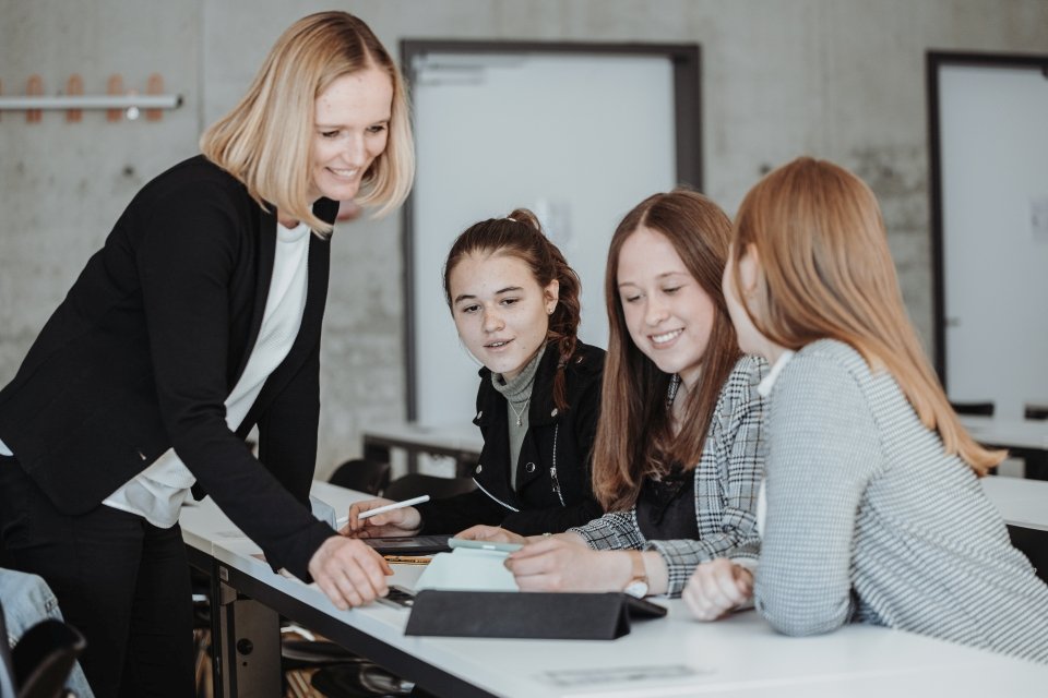 Prof. Dr. Caroline Justen mit drei Data Science Studentinnen im Unterricht