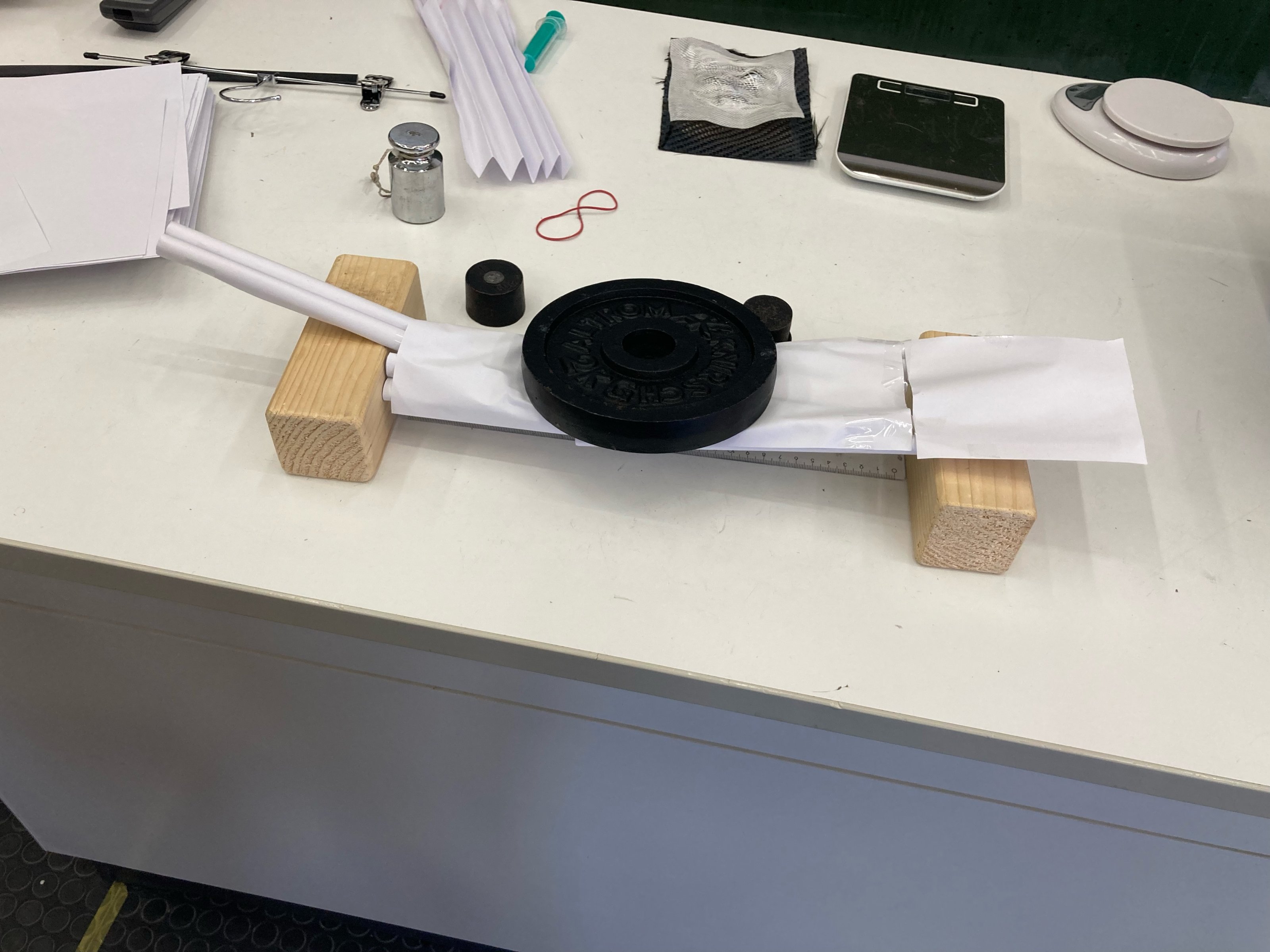 Brücke, die Schüler:innen beim Leichtbau-Workshop gebaut haben Brücke, die Schüler:innen beim Leichtbau-Workshop gebaut haben