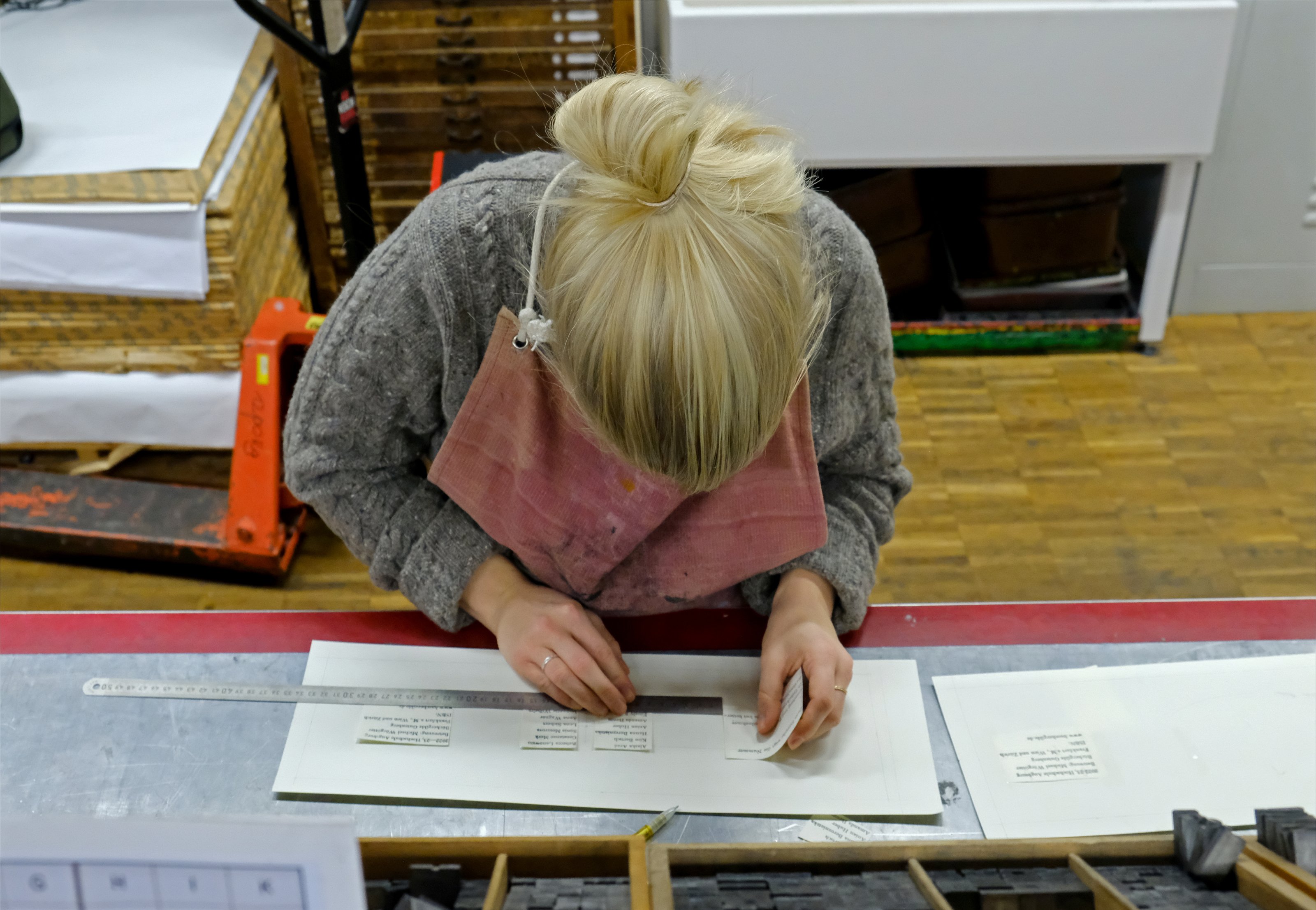 Studentin bei bei der Arbeit an einem Druck für das Projekt "press but better" Studentin bei bei der Arbeit an einem Druck für das Projekt "press but better"