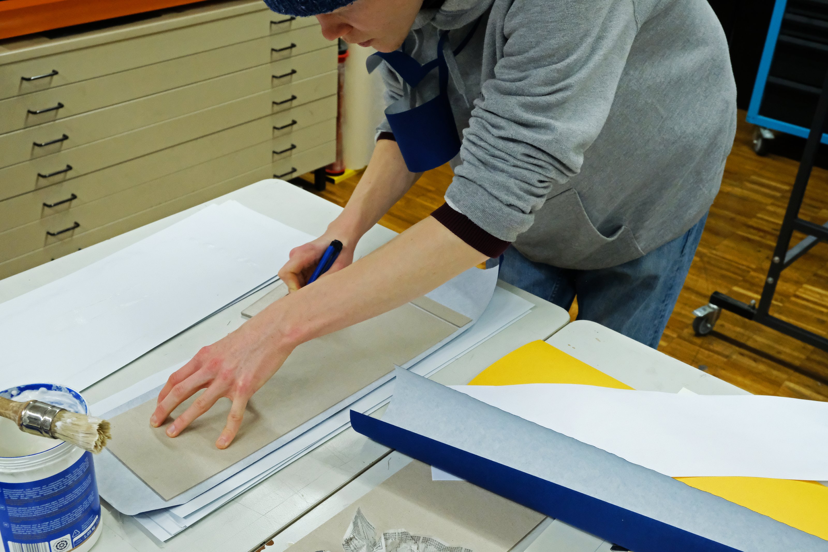 Studentin bei der Arbeit an einem handgebundenen Buch Studentin bei der Arbeit an einem handgebundenen Buch