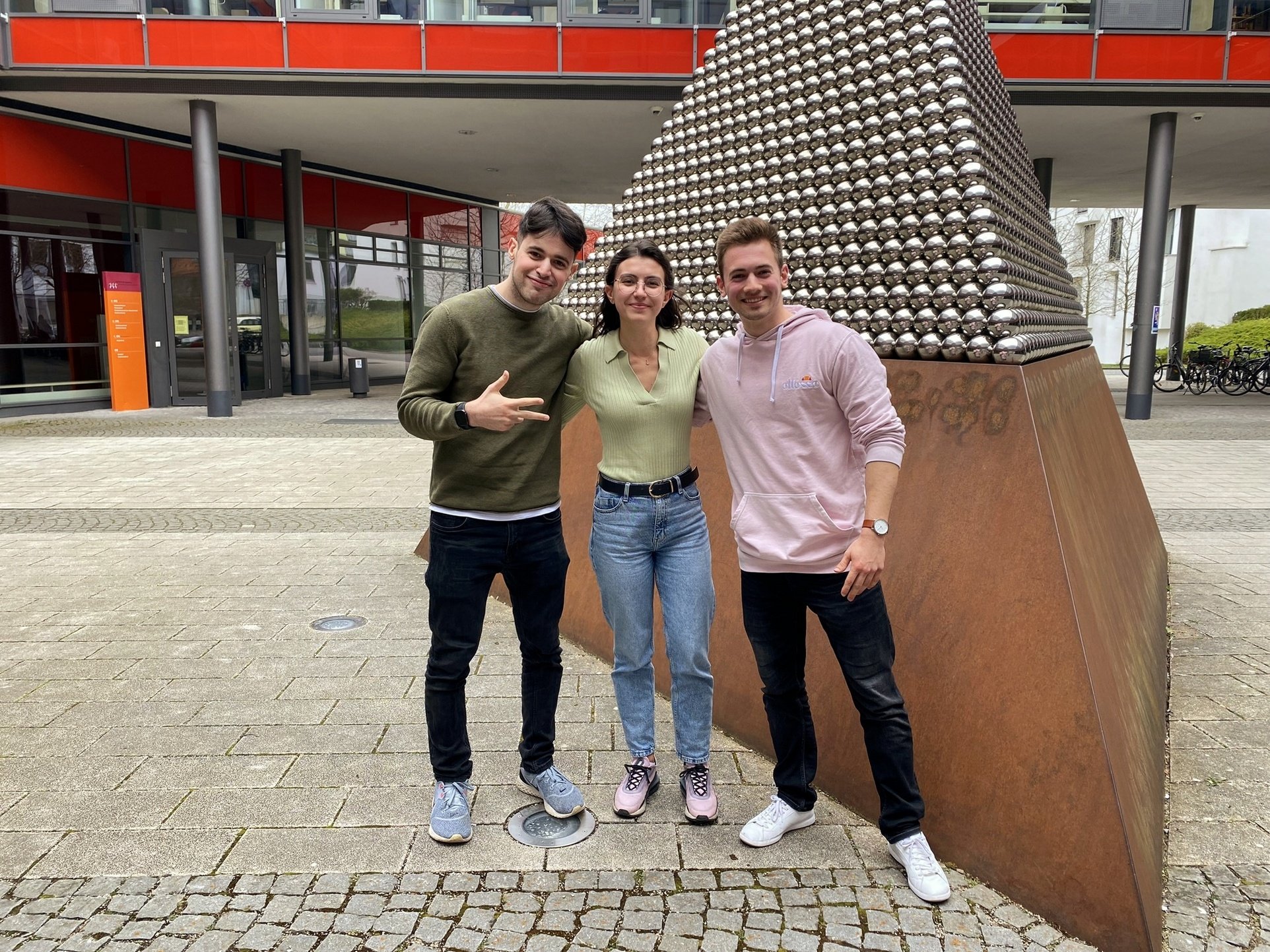 Maher, Imela und Julius studieren Data Science an der Technischen Hochschule Augsburg. Sie sind im zweiten Fachsemester und haben wertvolle Tipps zum Studium. Maher, Imela und Julius studieren Data Science an der Technischen Hochschule Augsburg. Sie sind im zweiten Fachsemester und haben wertvolle Tipps zum Studium.