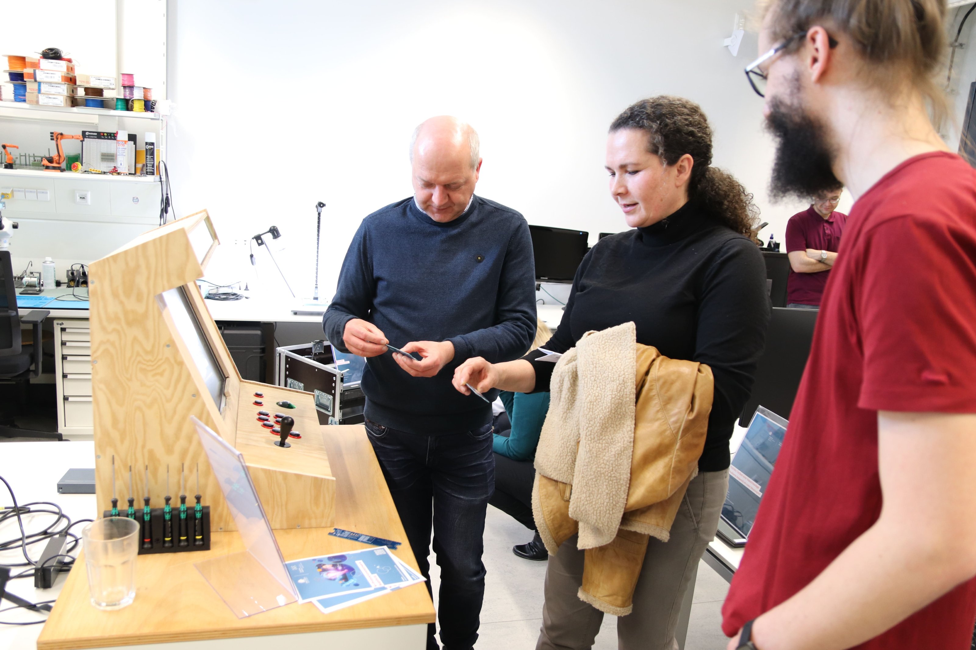 Labor Embedded Security mit Besuch