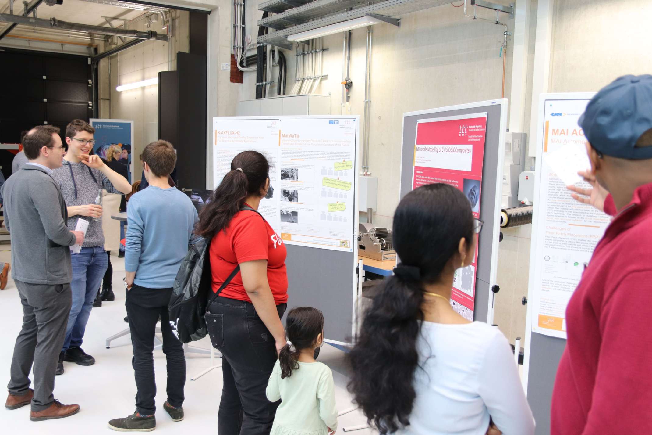 HSA_comp Versuchshalle mit Besuchenden