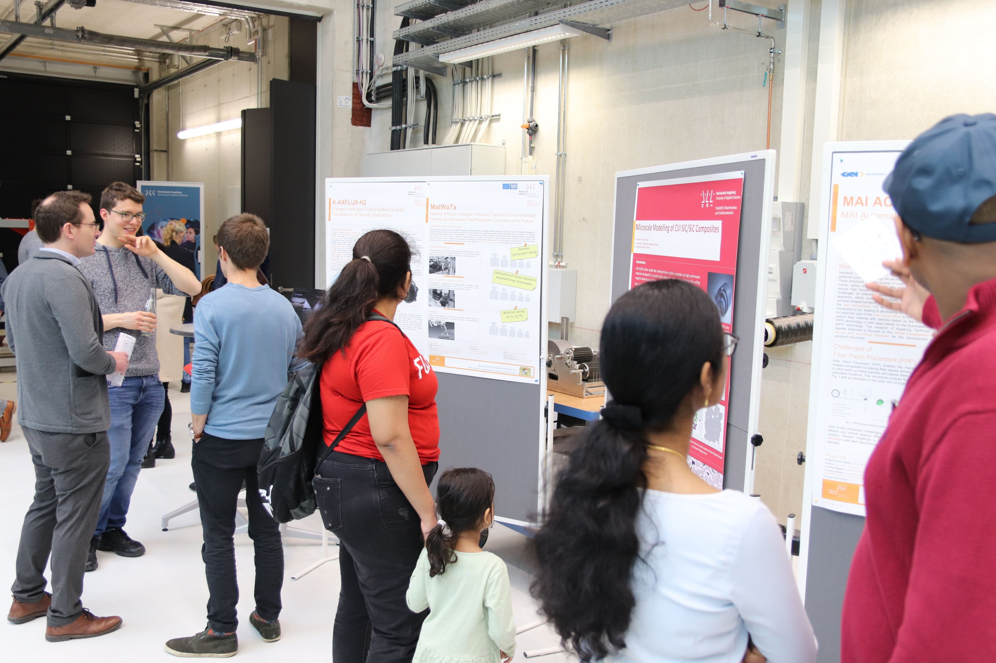 HSA_comp Versuchshalle mit Besuchenden