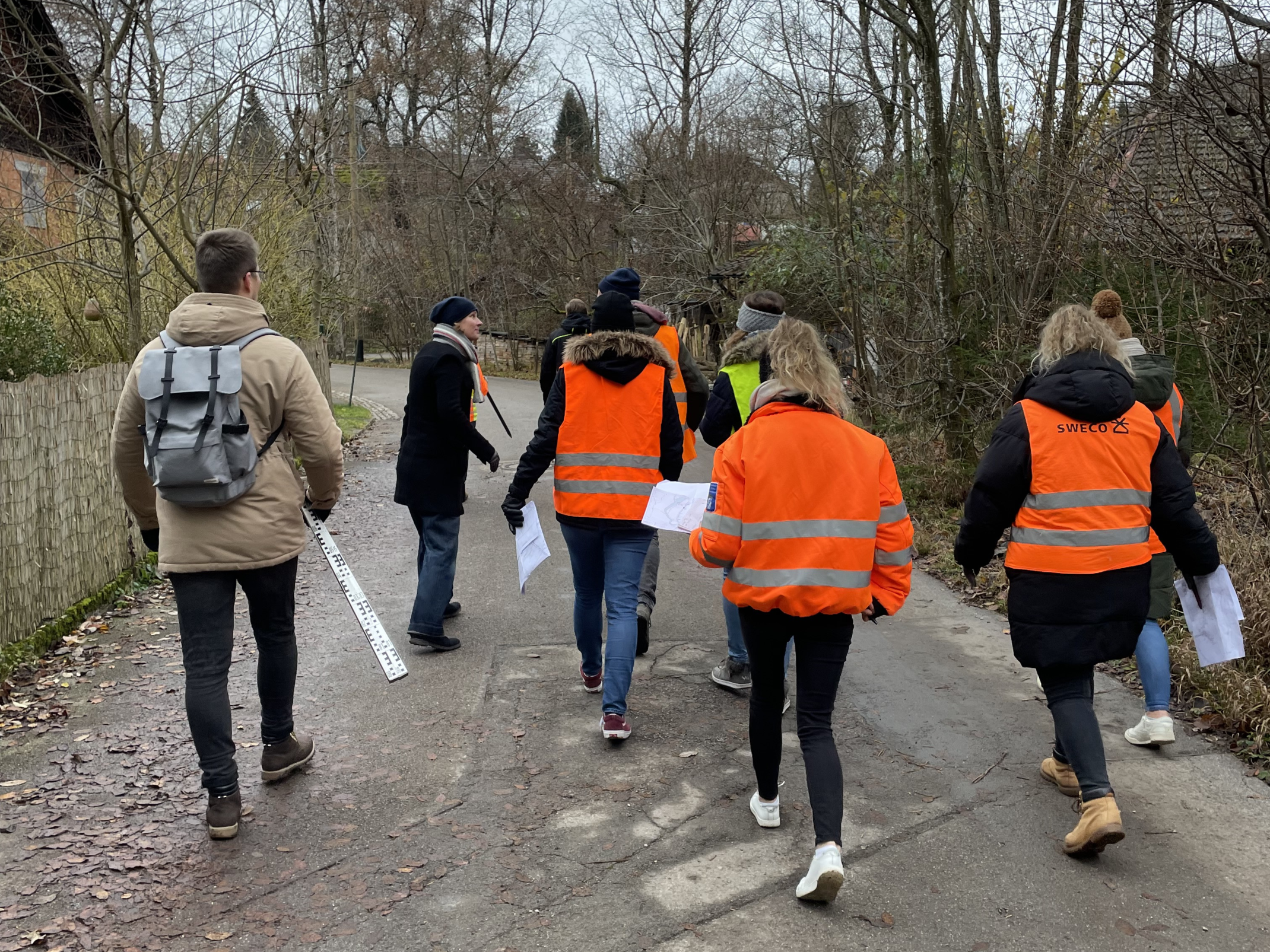 Studierende bei Vermessungsarbeiten am Stauraumkanal