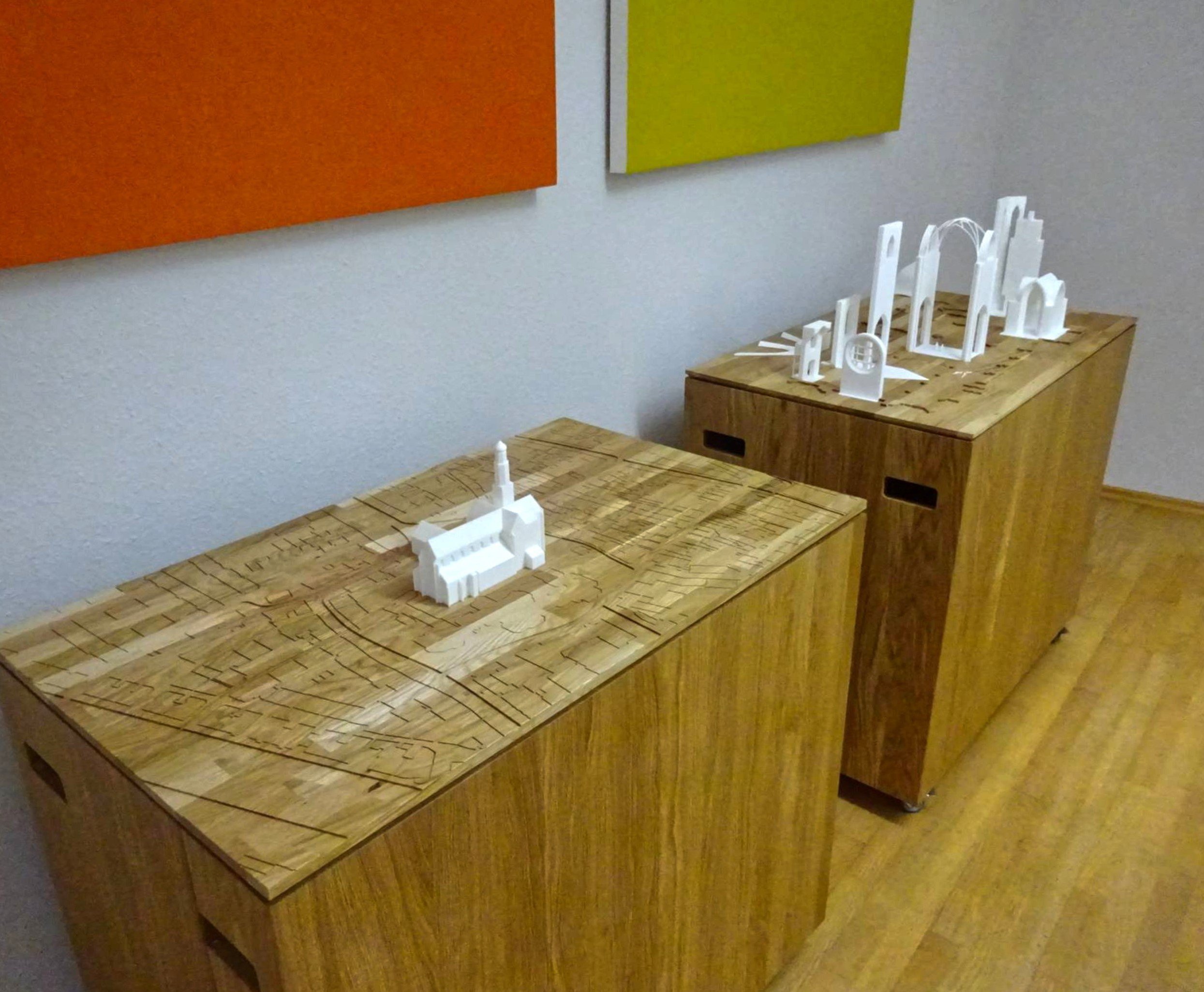 Schrägansicht der Modelle. Gefräste Grundplatten mit 3D-Druckmodellen Schrägansicht der Modelle. Gefräste Grundplatten mit 3D-Druckmodellen