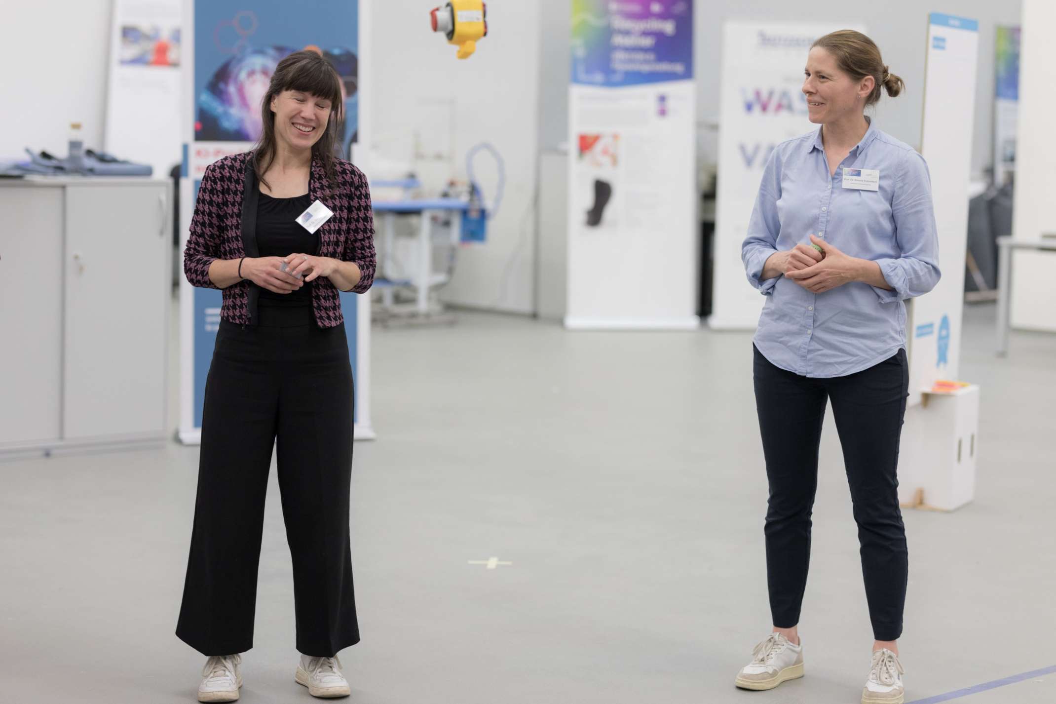 Sarah Hatfield und Simone Kubowitsch empfangen die Teilnehmenden des Warm-Ups