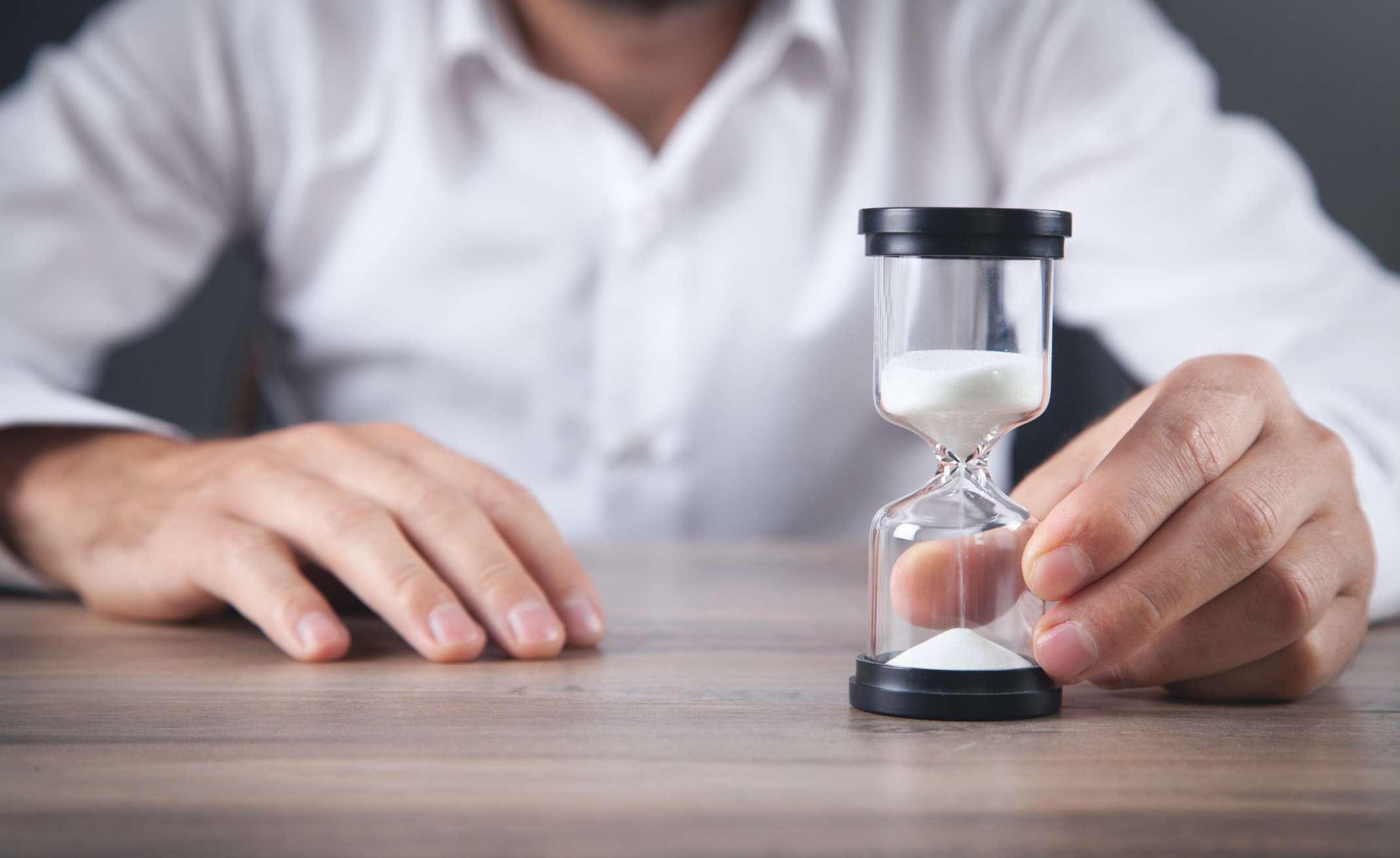 Mann mit Sanduhr in der Hand