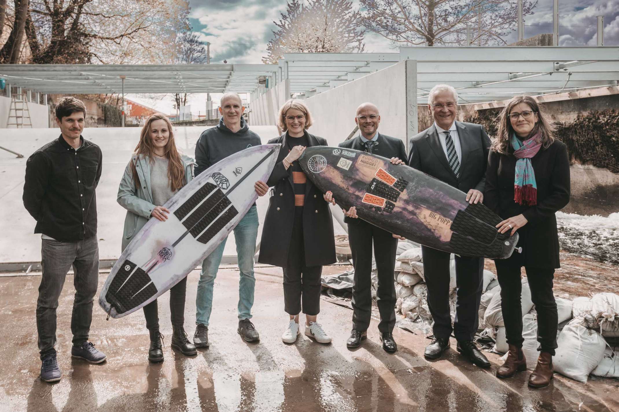 von rechts: Prof. Dr. Nadine Warkotsch, Vizepräsidentin der Technischen Hochschule Augsburg, Bayerischer Innenminister Joachim Herrmann, Landtagsabgeordneter Dr. Fabian Mehring, Oberbürgermeisterin Eva Weber sowie Mitglieder des Vereins Surffreunde Ausgsburg