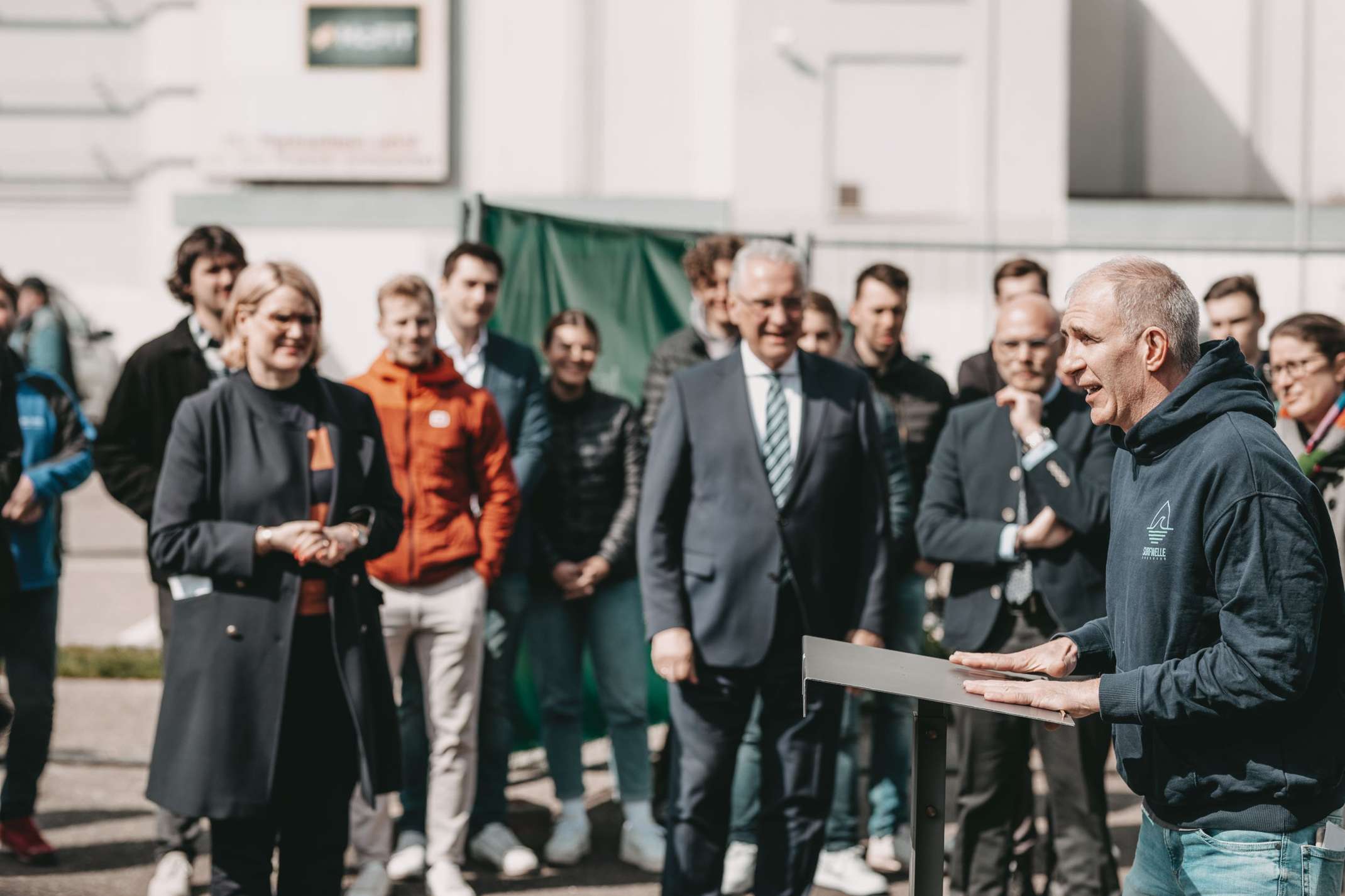 Am Rednerpult: Dr. Peter Miehle vom Verein Surffreunde Augsburg