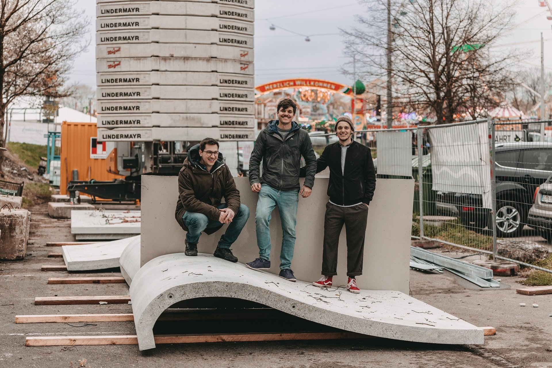 von links: Maximilian Lauter, Alumnus der Technischen Hochschule Augsburg, Till Geier und ein weiteres Mitglied des Vereins Surffreunde Augsburg