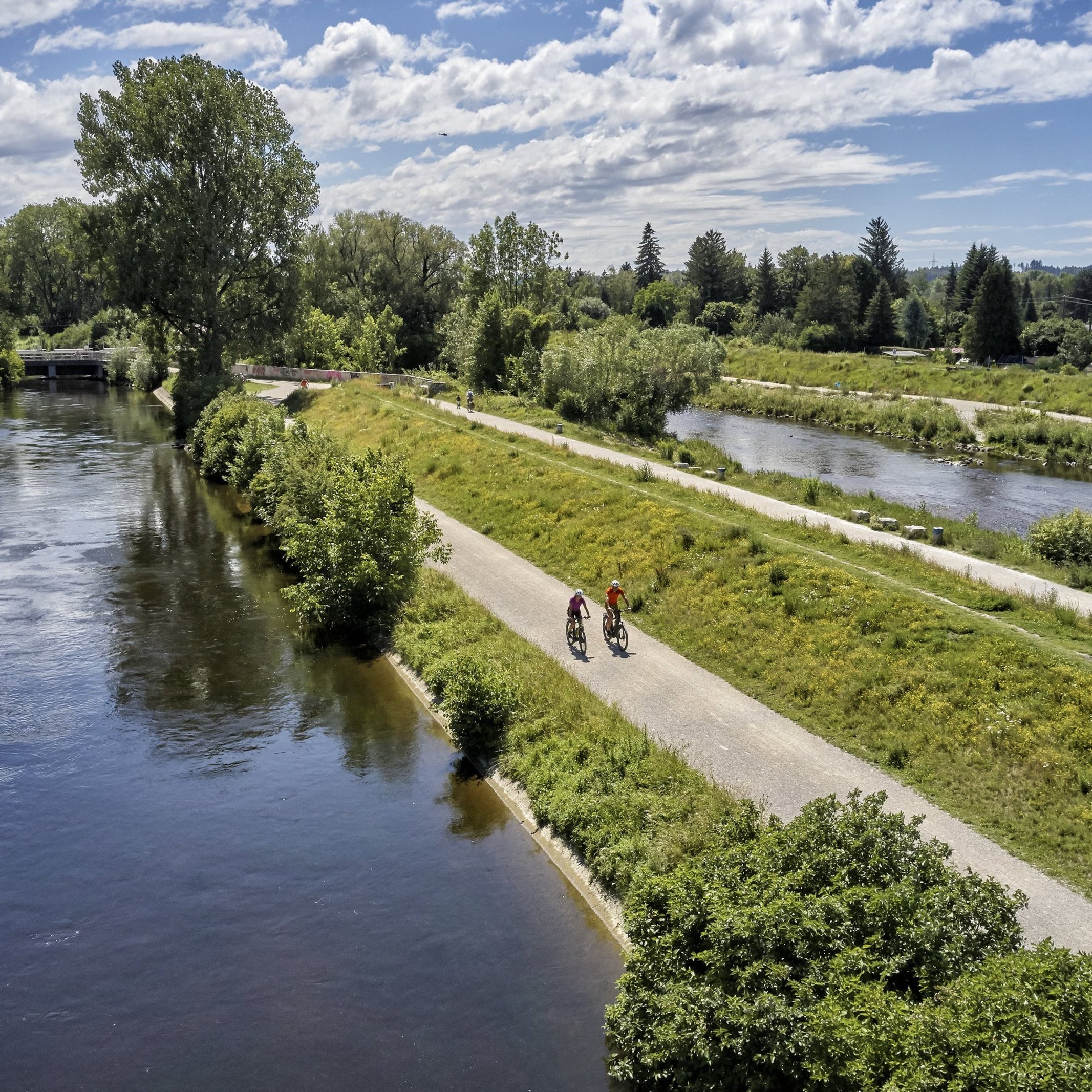 Radfahrer an der Wertach.