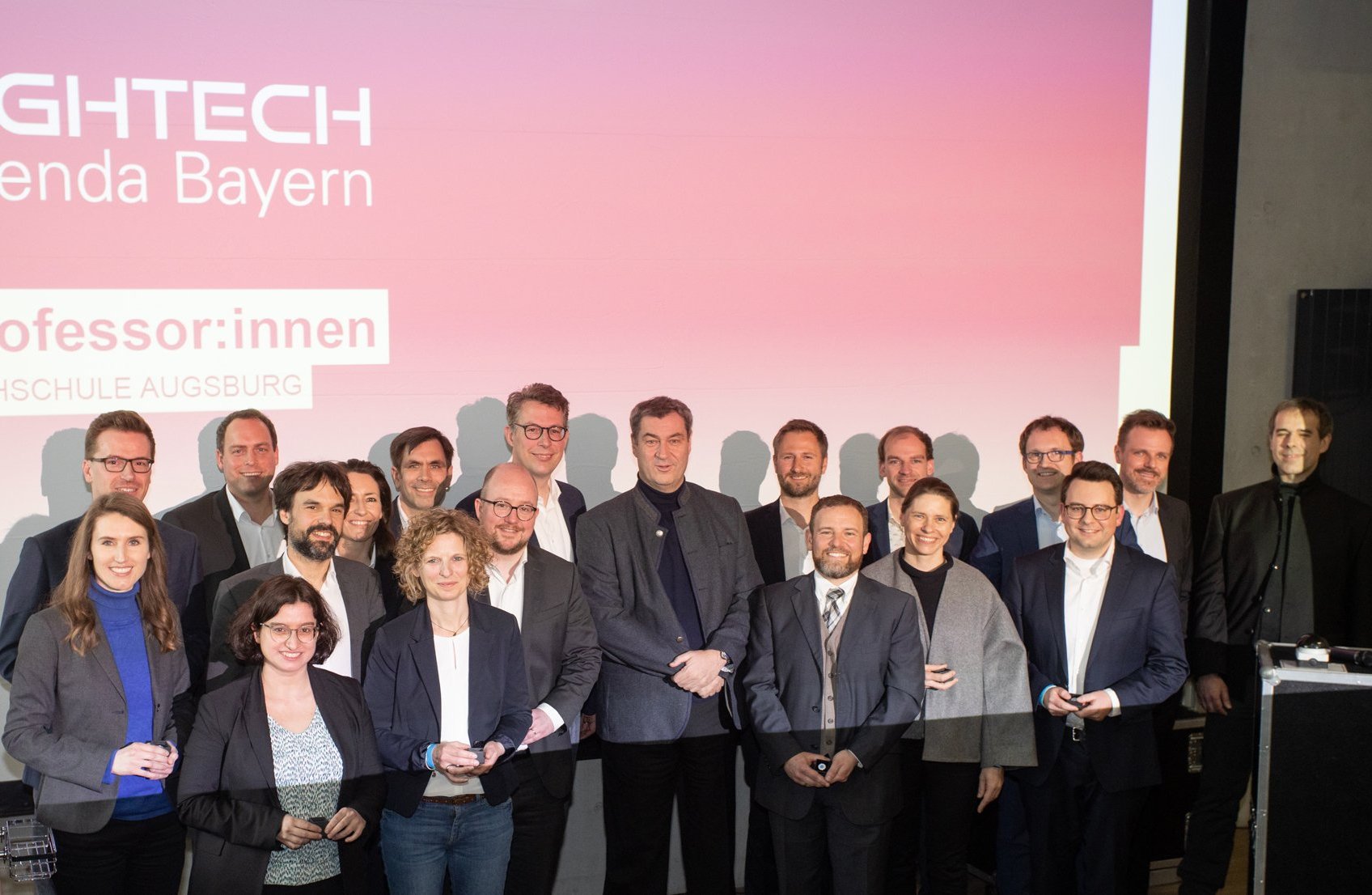 Professor:innen im Rahmen der Hightech Agenda Bayern zusammen mit Ministerpräsident Markus Söder und Wissenschaftsminister Blume.