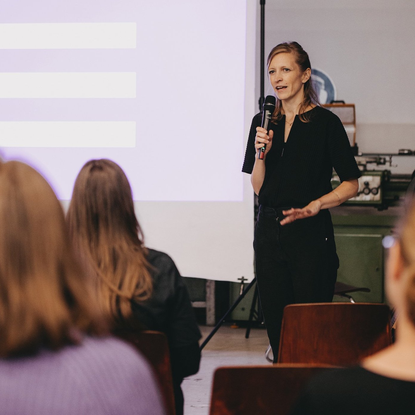 Prof. Dr. Jennifer Schubert als Rednerin bei der Eröffnungsfeier des Bachelorstudiengangs Creative Engineering im Oktober 2022.