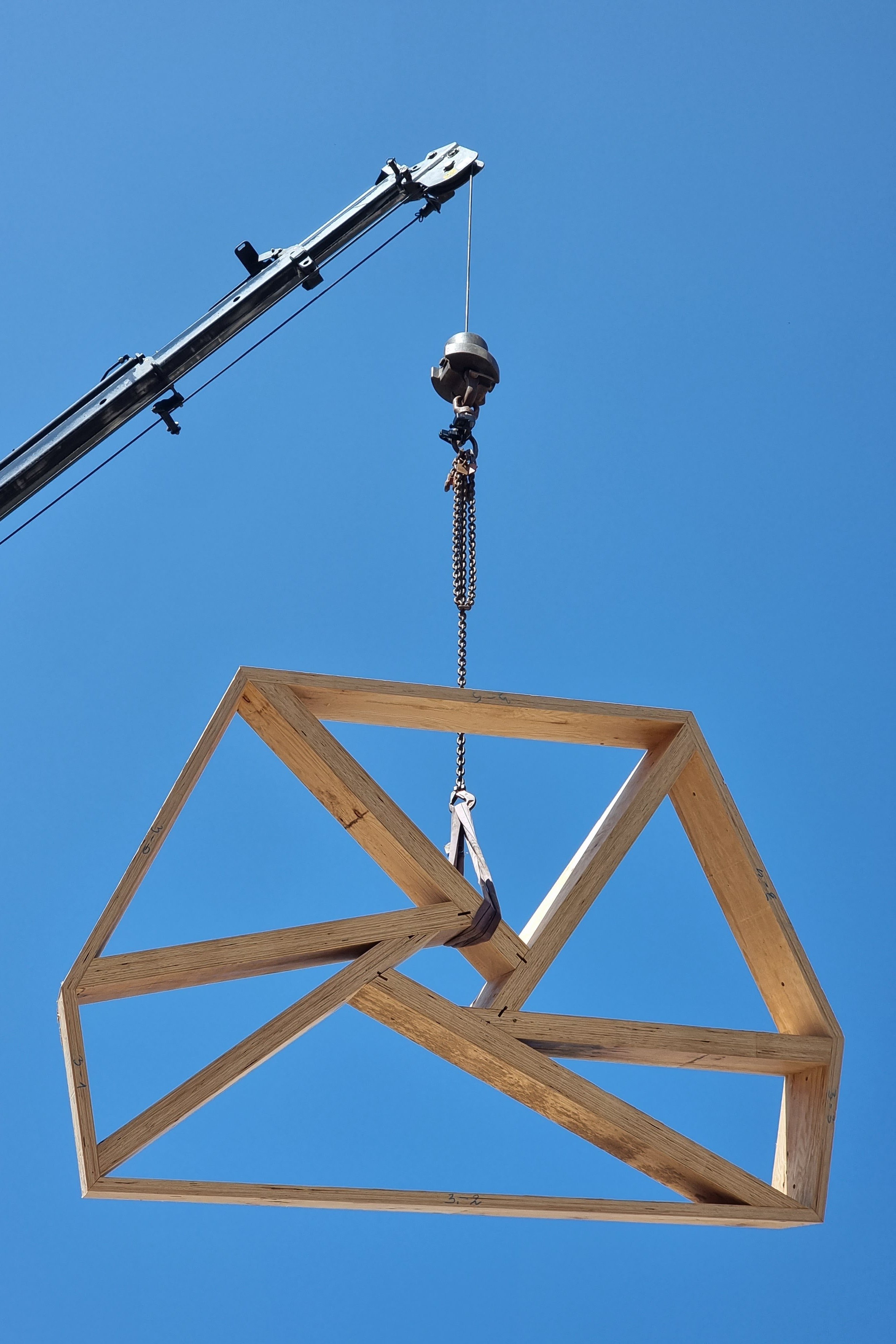 Kran mit Bauteil