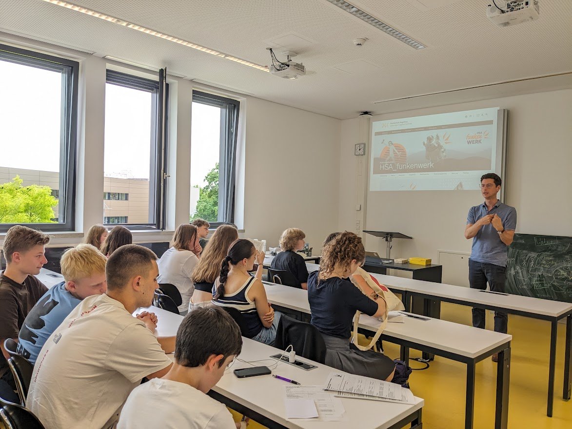 Prof. Zimmermann und Schüler*innen des Fugger Gymnasiums