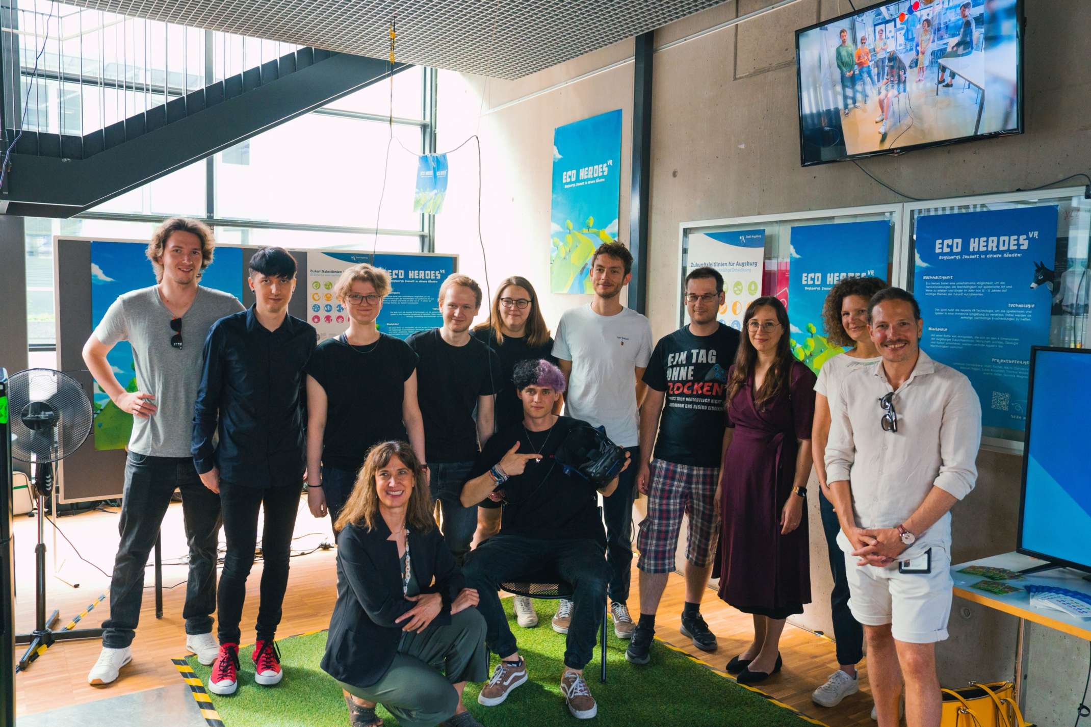Die Projektgruppe posiert für ein Foto Die Projektgruppe posiert für ein Foto
