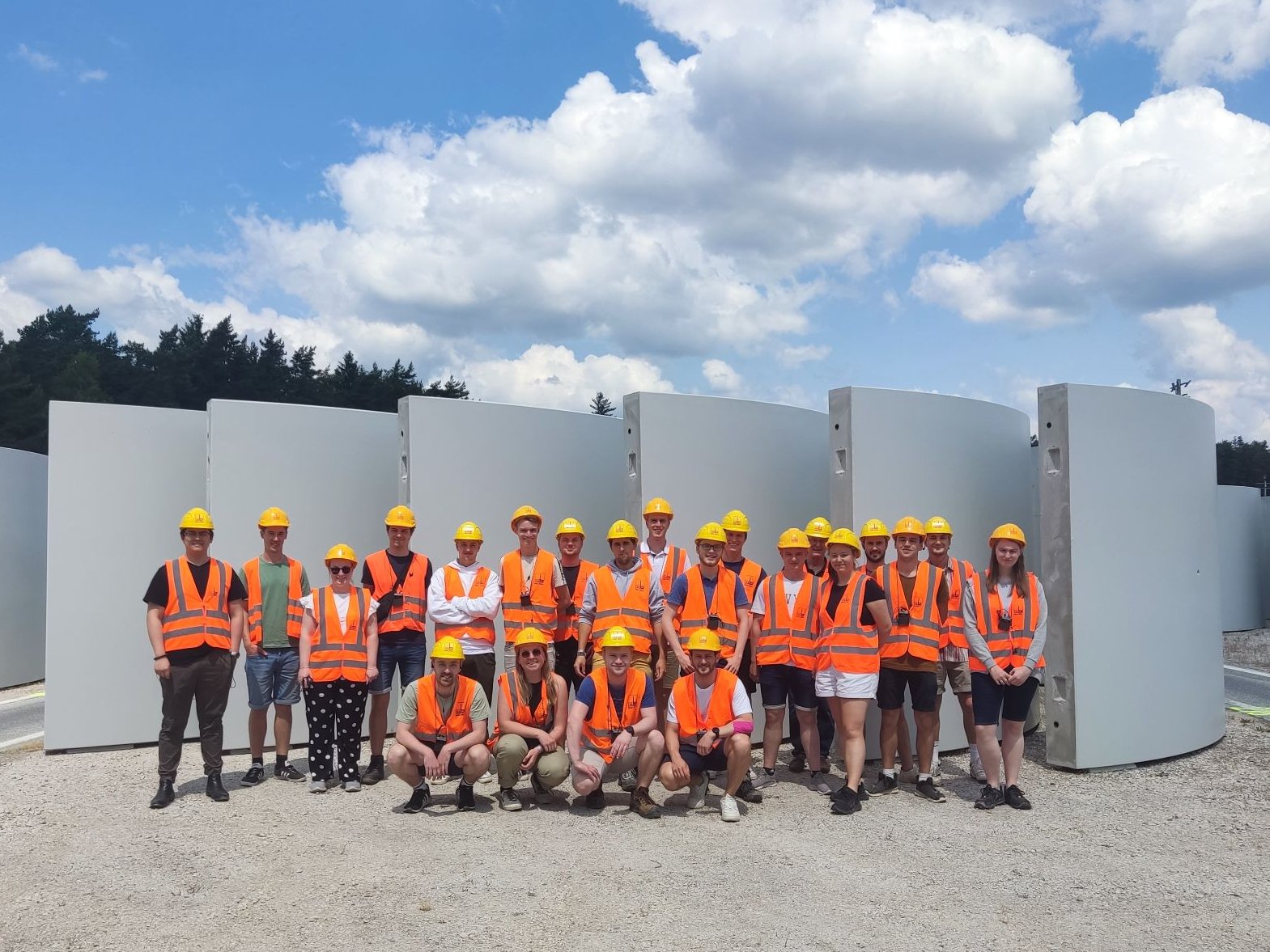 Gruppenbild der Exkursionsteilnehmer:innen auf der Baustelle Stuttgart21