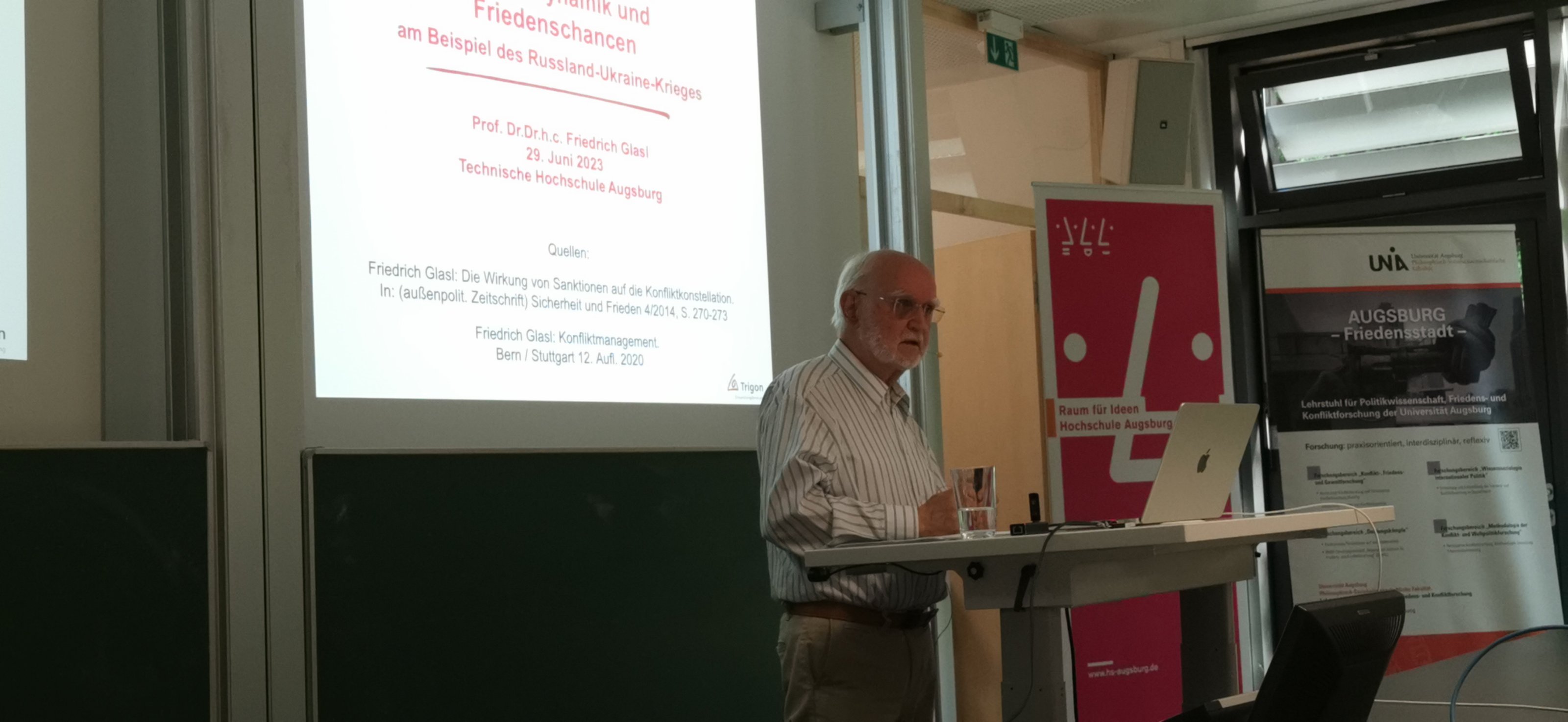 Prof. Friedrich Glasl beim Vortrag