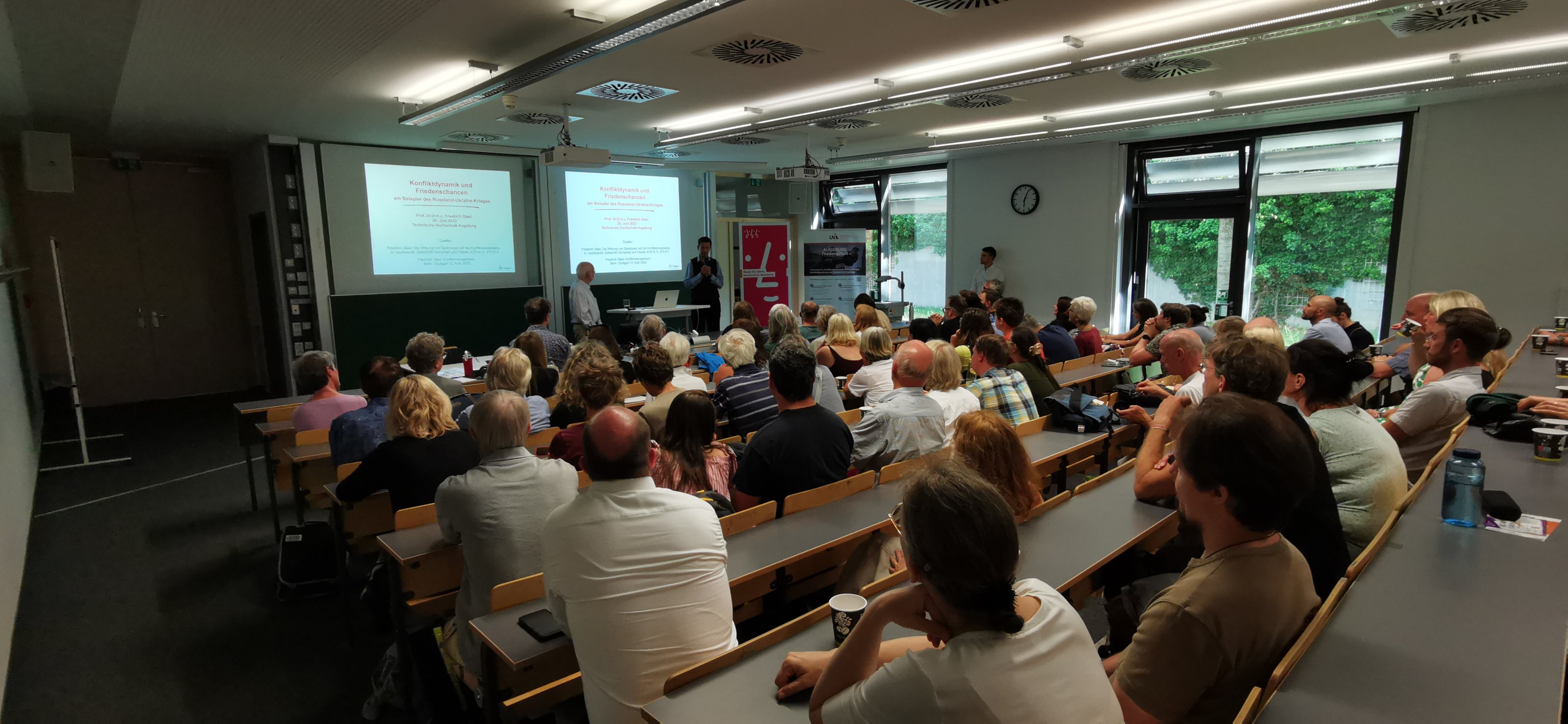 Hörsaal mit Zuschauern Hörsaal mit Zuschauern