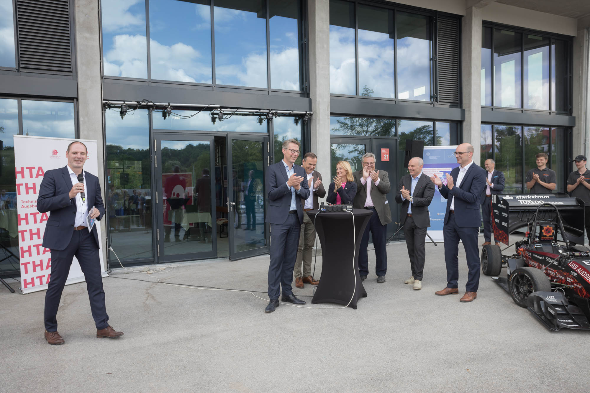 Prof. Dr. Frank Danzinger lädt die Gäste zum Innovation-Walk in das Gebäude ein