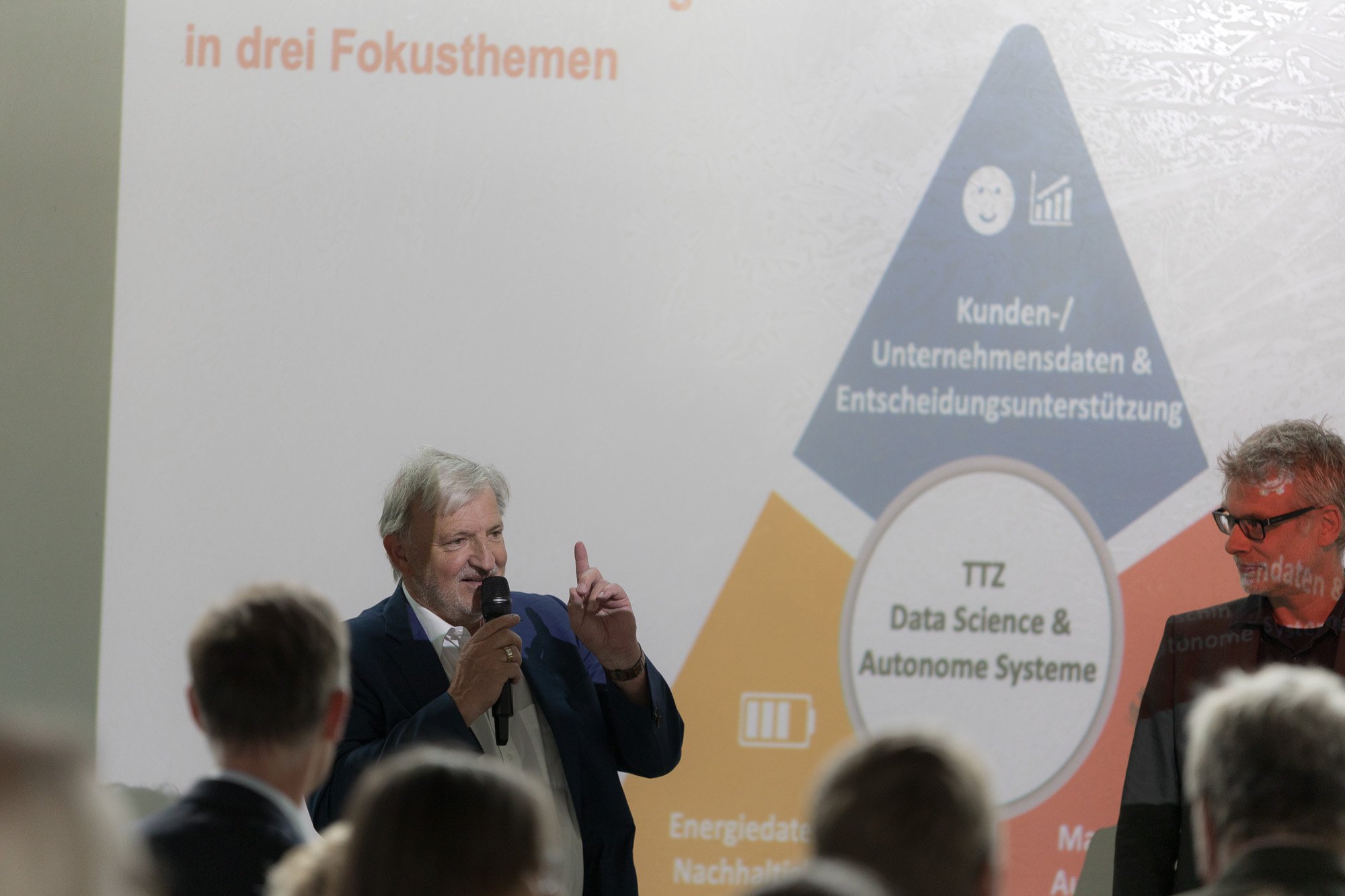 TTZ Data Science & Autonome Systeme: "Innovation-Walk" - Peter Wiedemann (RATIONAL) und Prof. Dr. Stefan Etschberger (von links)