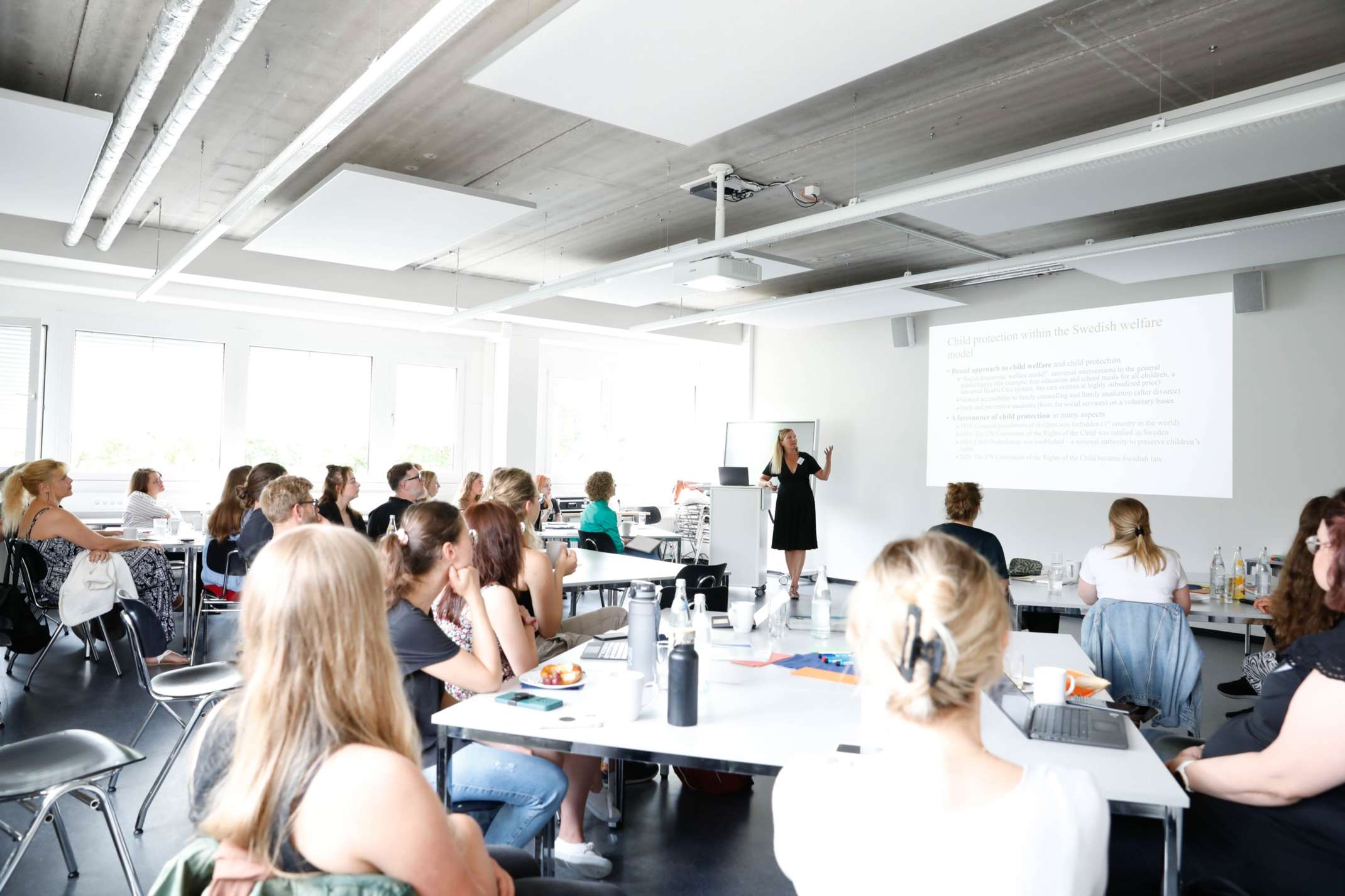 Dr. Ulrika Levander von der University of Lund erläutert die Historie des schwedischen Wohlfahrtsstaates für den Kinderschutz.