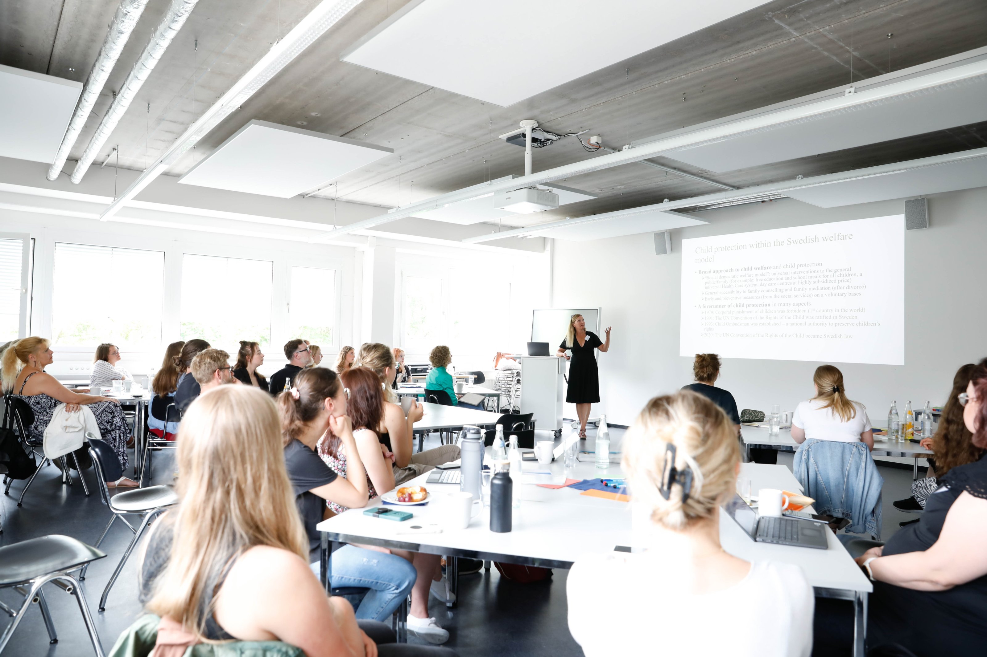 Dr. Ulrika Levander von der University of Lund erläutert die Historie des schwedischen Wohlfahrtsstaates für den Kinderschutz. Dr. Ulrika Levander von der University of Lund erläutert die Historie des schwedischen Wohlfahrtsstaates für den Kinderschutz.