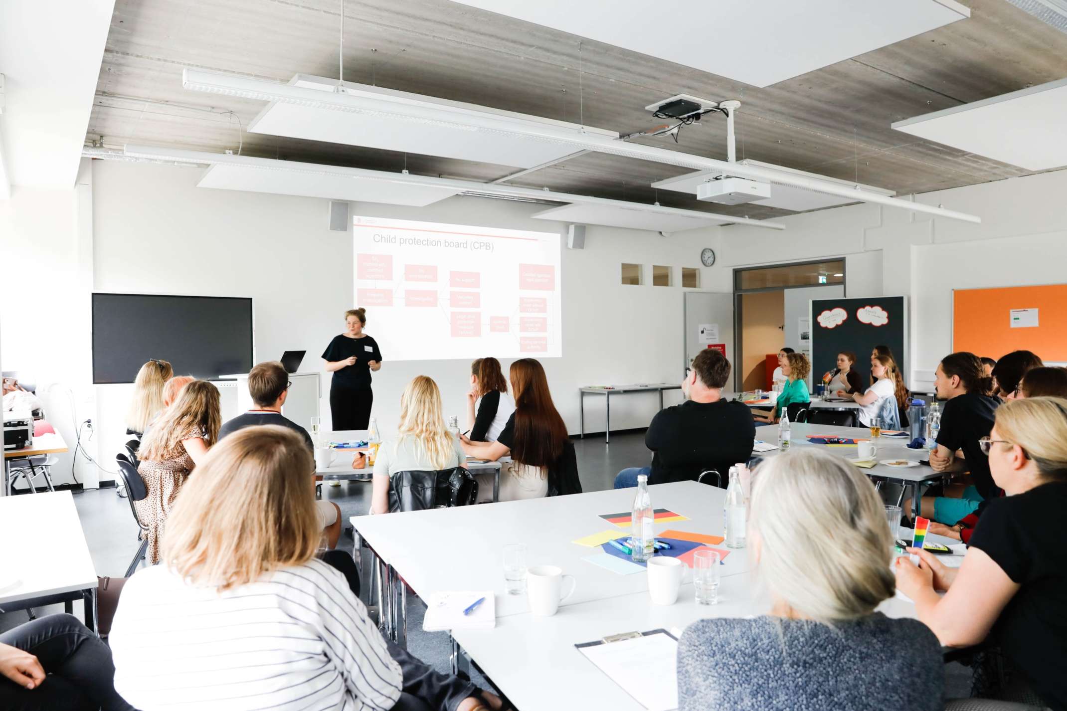 Die Expertin aus den Niederlanden, Dr. Floor Middle, gibt einen Überblick über die Akteure und Prozesschritte im Kinderschutz.