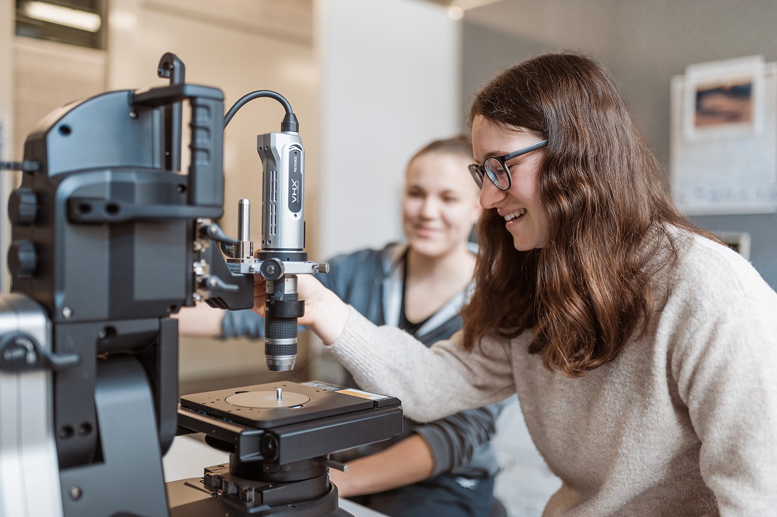 Studentin an der Rektifikationsanlage