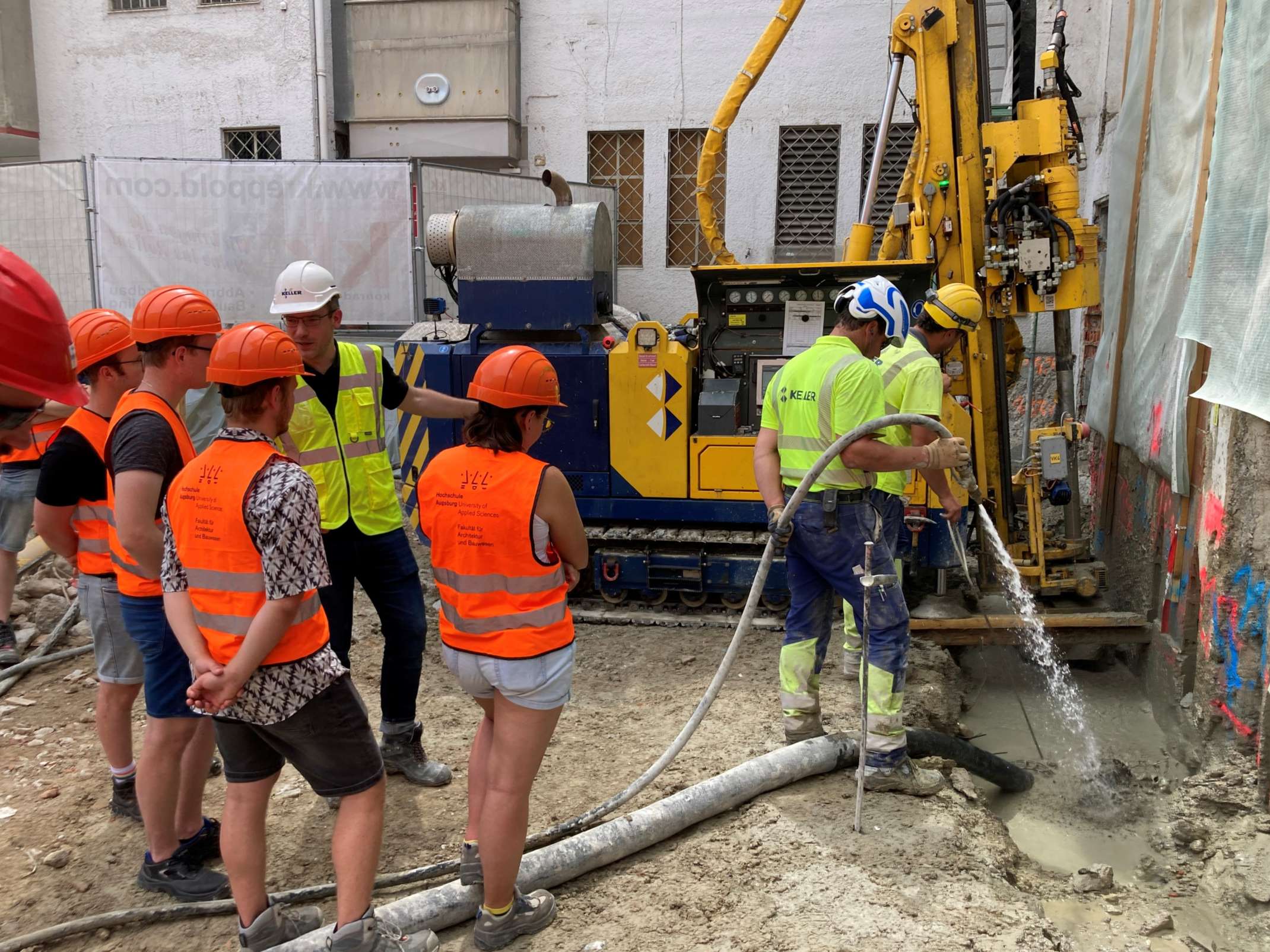 Studierende auf Baustelle