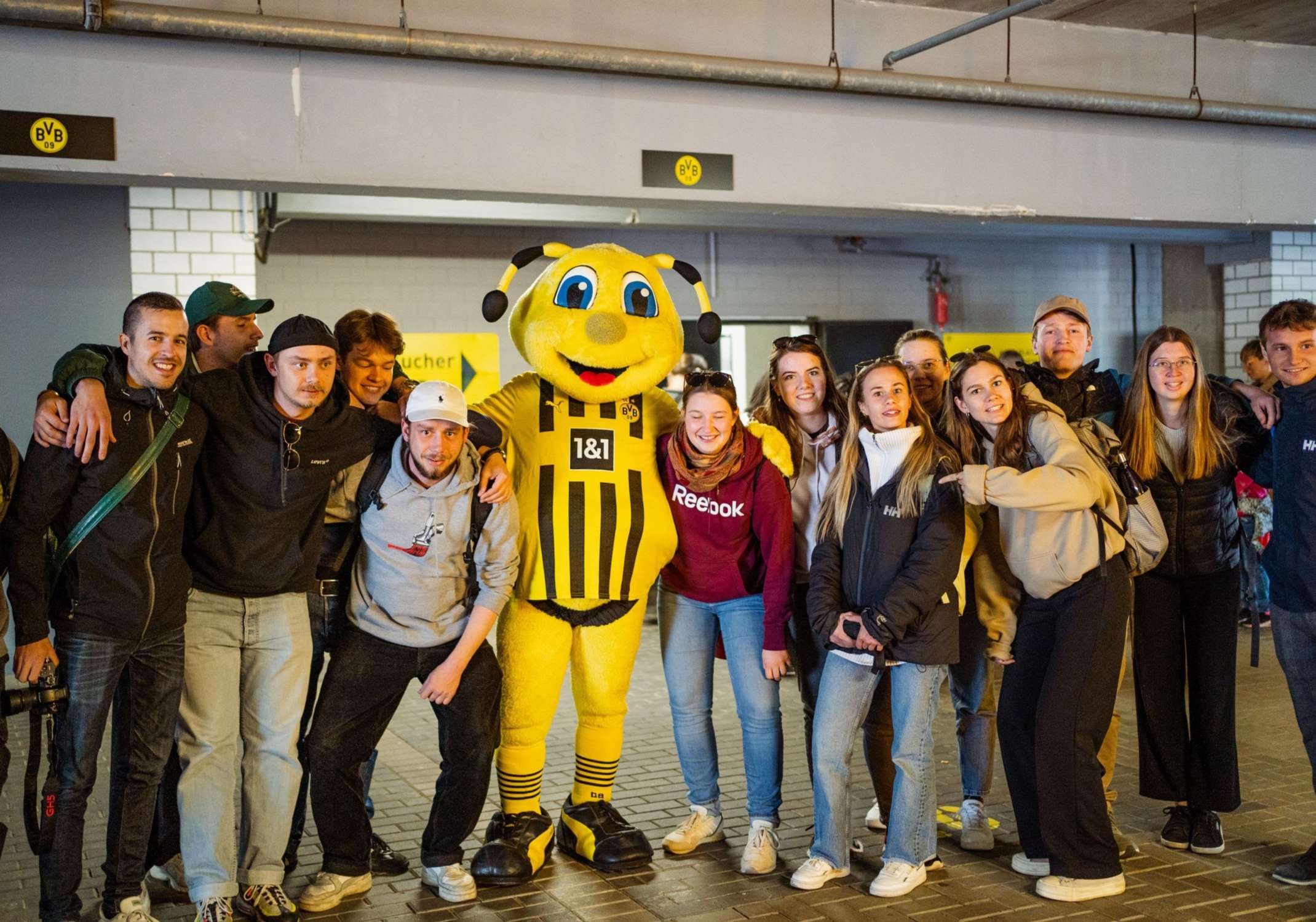 Gruppe mit BVB-Maskottchen Emma