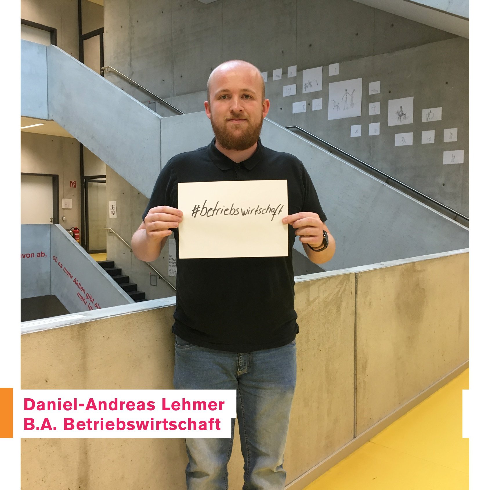 Student Daniel-Andreas Lehmer im Gang des W-Gebäudes