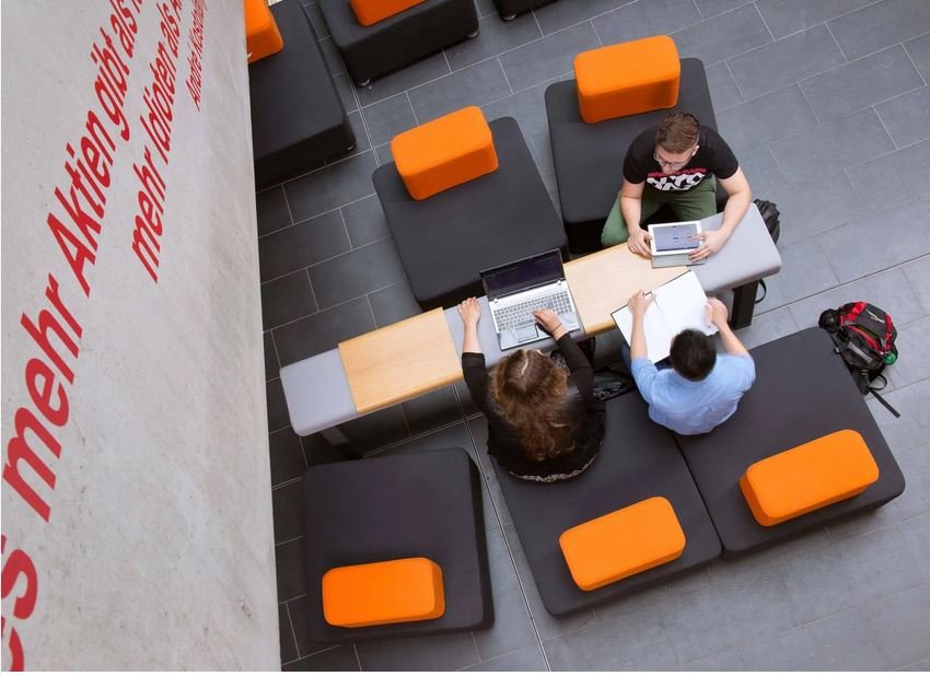 Studierende im Foyer des W-Gebäudes