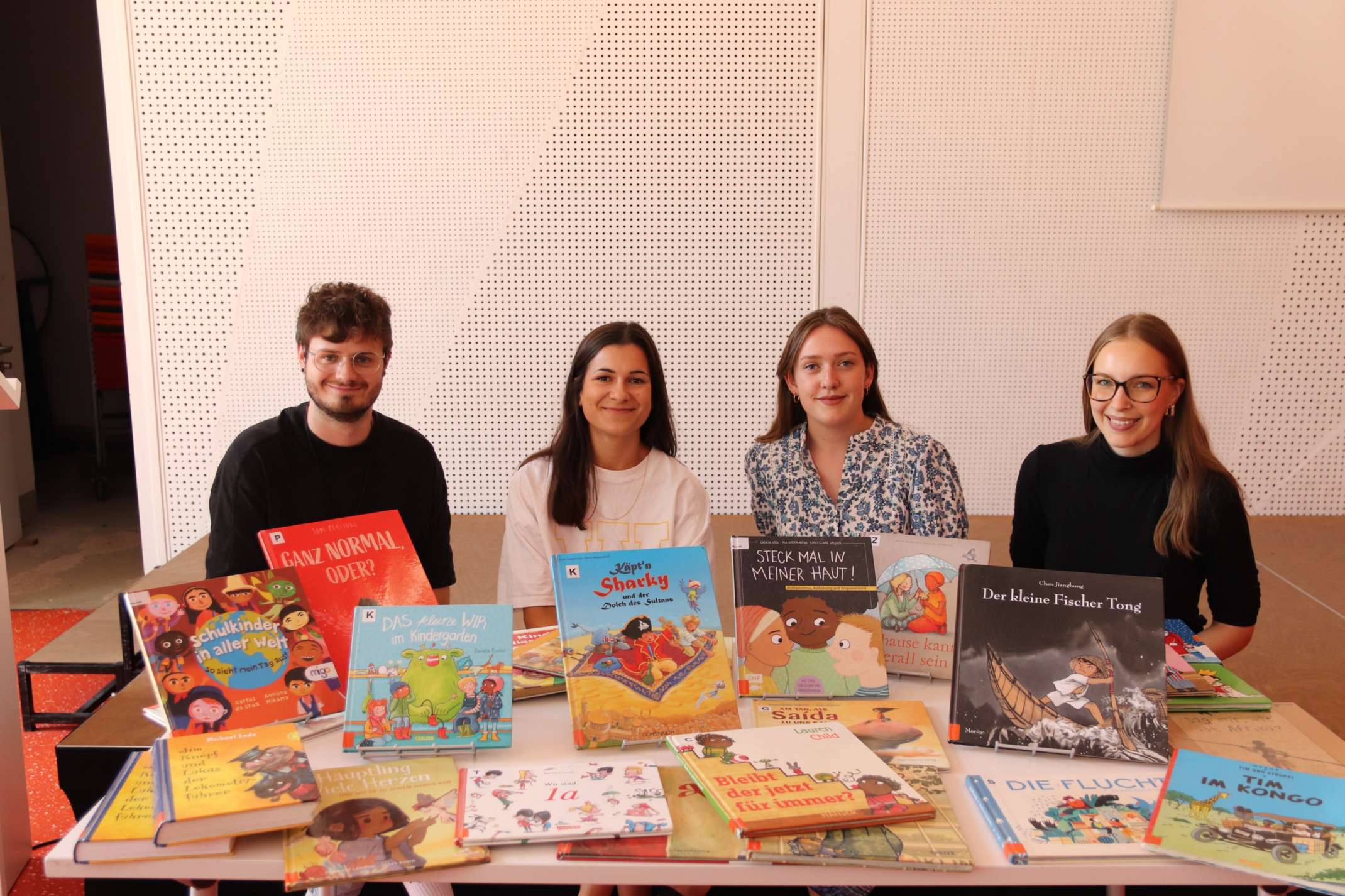 Ein Teil der Studierendengruppe mit den analysierten Büchern Ein Teil der Studierendengruppe mit den analysierten Büchern