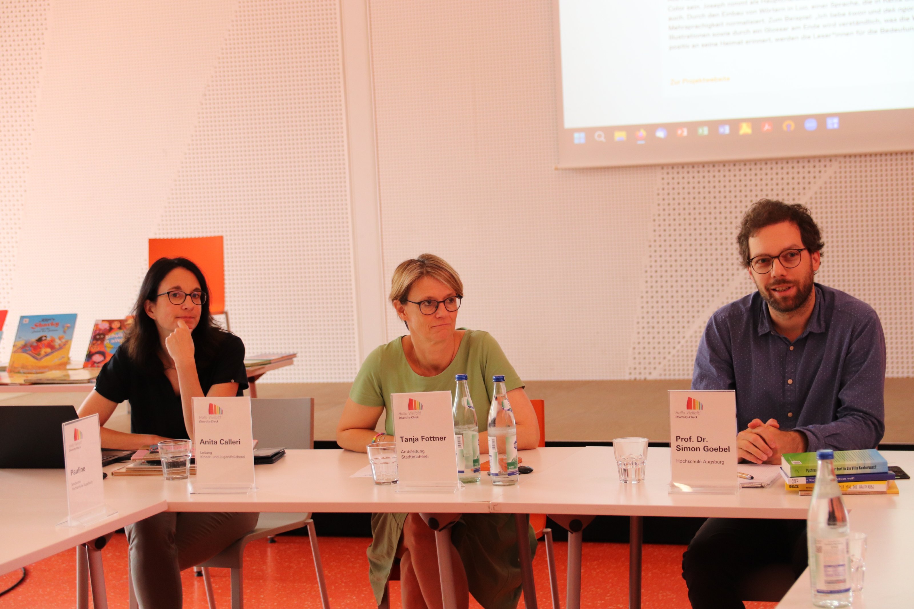Anita Calleri (Leitung der Kinderbuchabteilung der Stadtbücherei Augsburg), Tanja Fottner (Leitung der Stadtbücherei Augsburg) und Prof. Dr. Simon Goebel (Professur für Professor für Soziale Arbeit an der THA) Anita Calleri (Leitung der Kinderbuchabteilung der Stadtbücherei Augsburg), Tanja Fottner (Leitung der Stadtbücherei Augsburg) und Prof. Dr. Simon Goebel (Professur für Professor für Soziale Arbeit an der THA)