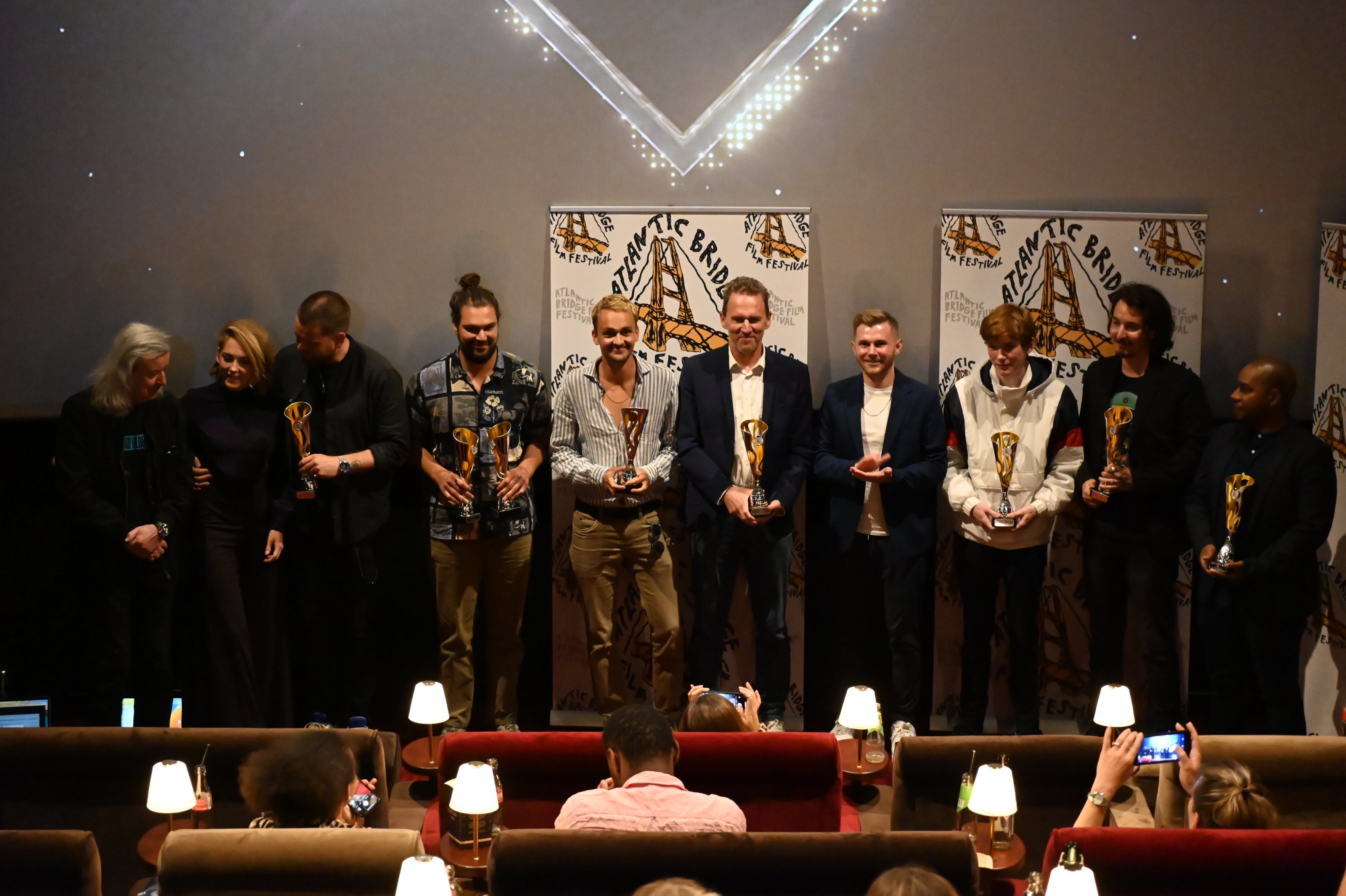 Luis Bauer (5.v.r.) nahm in Amsterdam beim Atlantic Bridge Film Festival den Preis für „Best Documentary Short“ entgegen. Foto: privat/THA Luis Bauer (5.v.r.) nahm in Amsterdam beim Atlantic Bridge Film Festival den Preis für „Best Documentary Short“ entgegen. Foto: privat/THA