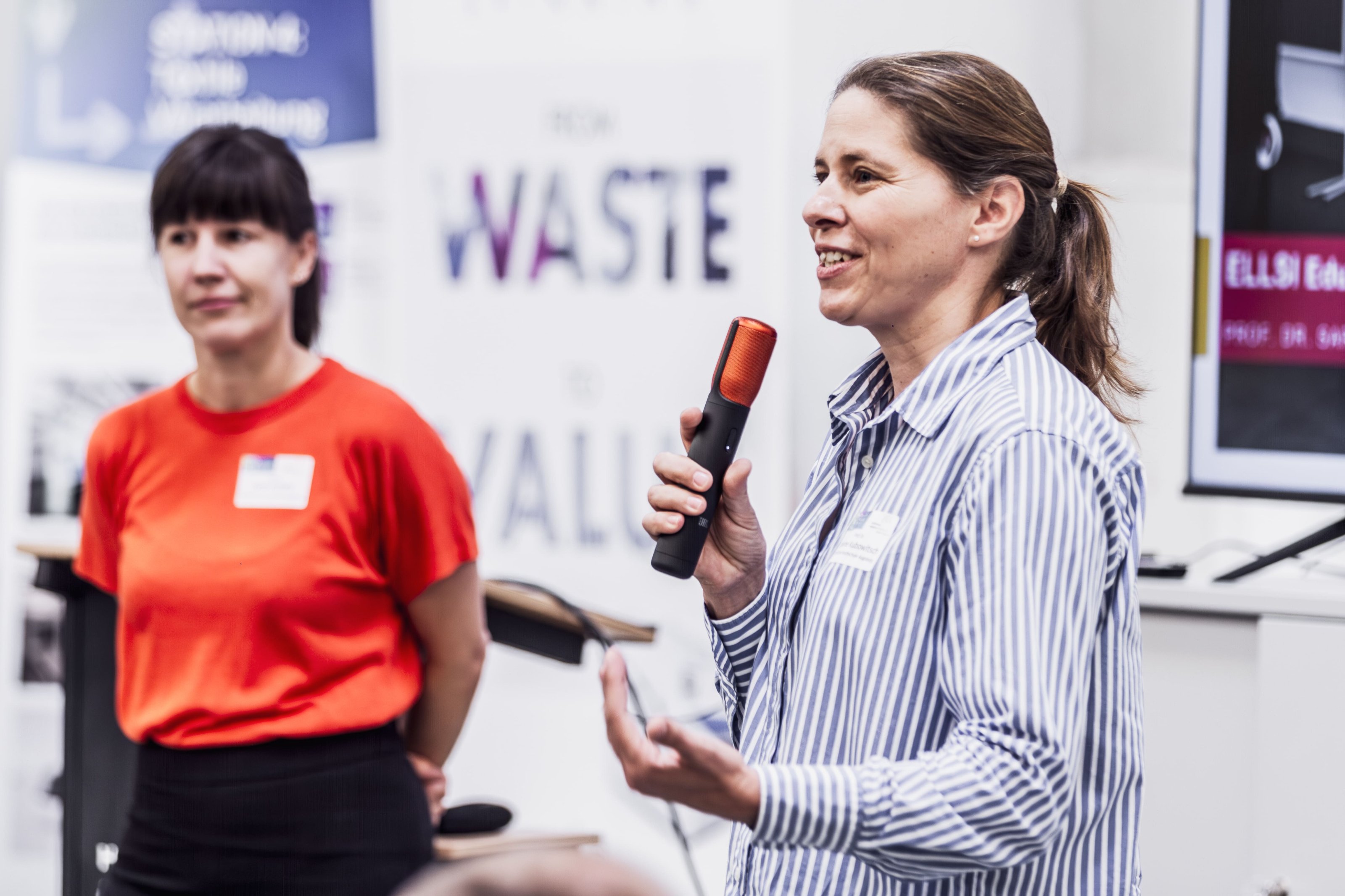 Prof. Sarah Hatfield und Prof. Simone Kubowitsch eröffnen das Lernlabor ELLSI im Recycling Atelier. Prof. Sarah Hatfield und Prof. Simone Kubowitsch eröffnen das Lernlabor ELLSI im Recycling Atelier.