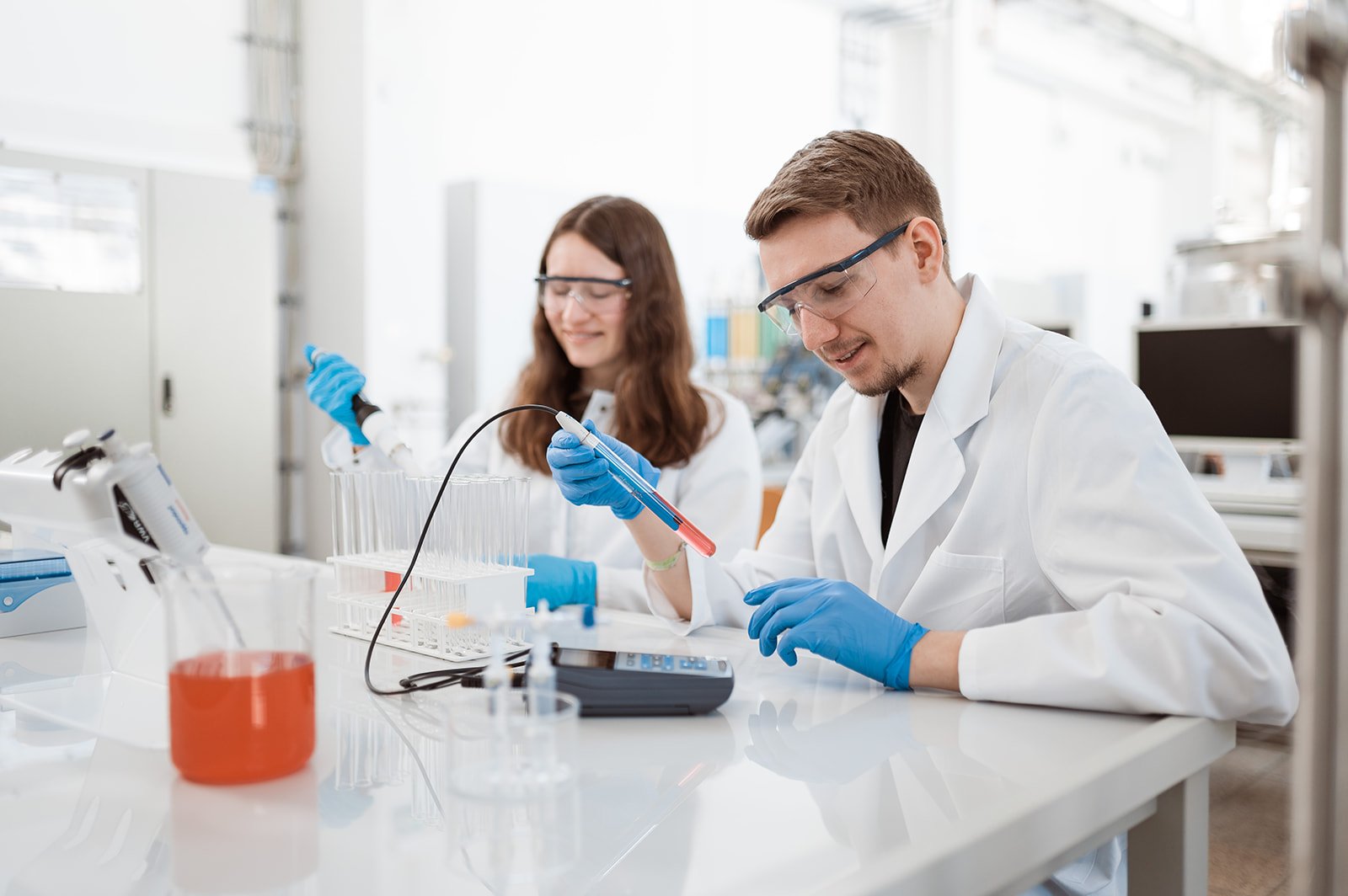 Studierende im Bachelorstudiengang Umwelt- und Verfahrenstechnik.