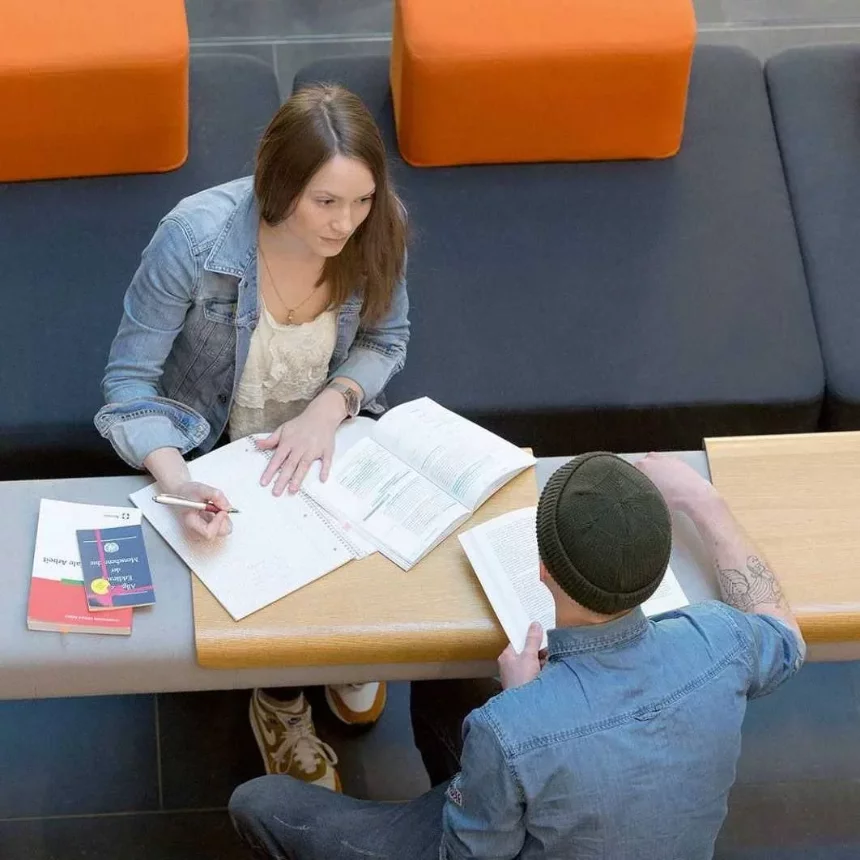 2 Studierende arbeiten an Dokumenten