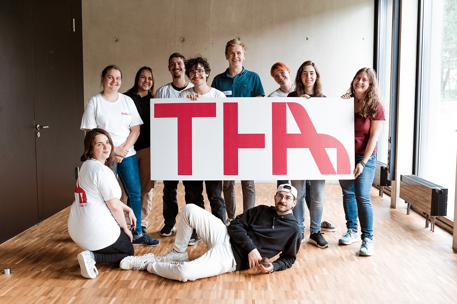 Studierende mit THA-Logo
