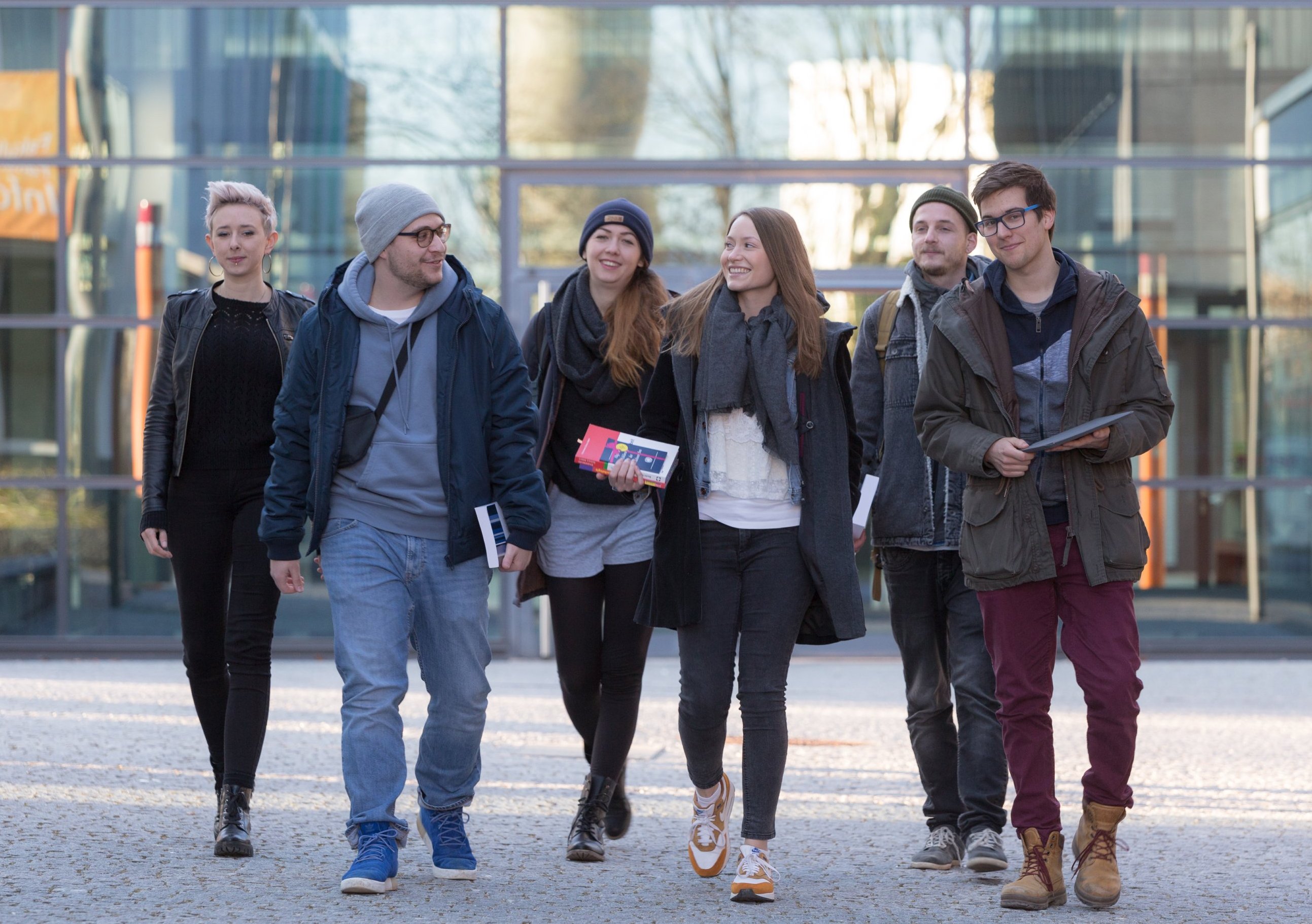 Gruppe von Soziale-Arbeits-Studierenden zusammen unterwegs am Campus