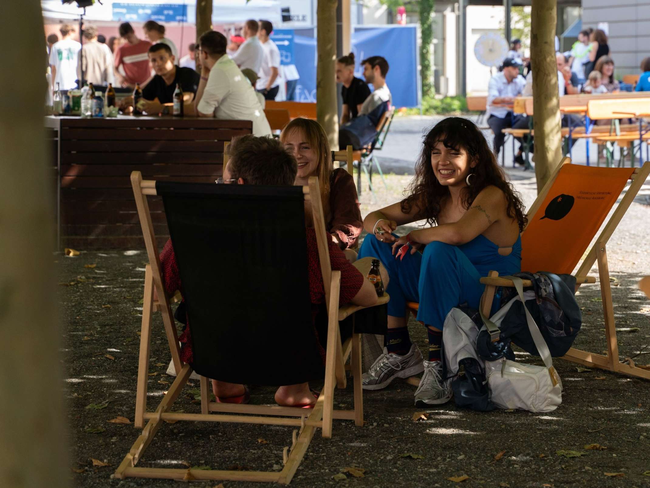 Studierende in Liegestühlen