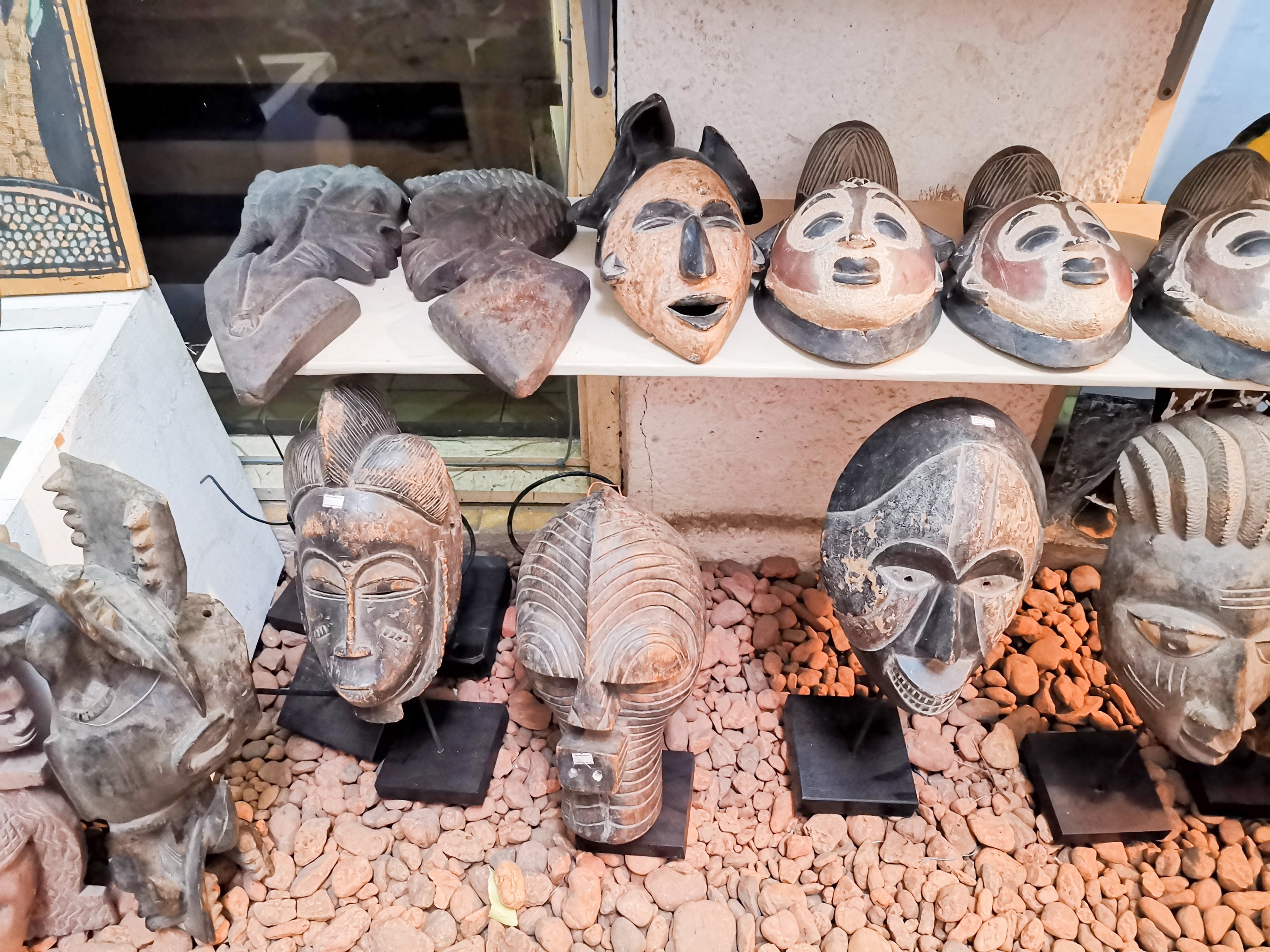 Typische Holzschnitzarbeiten in einem Kunstmarkt. Typische Holzschnitzarbeiten in einem Kunstmarkt.