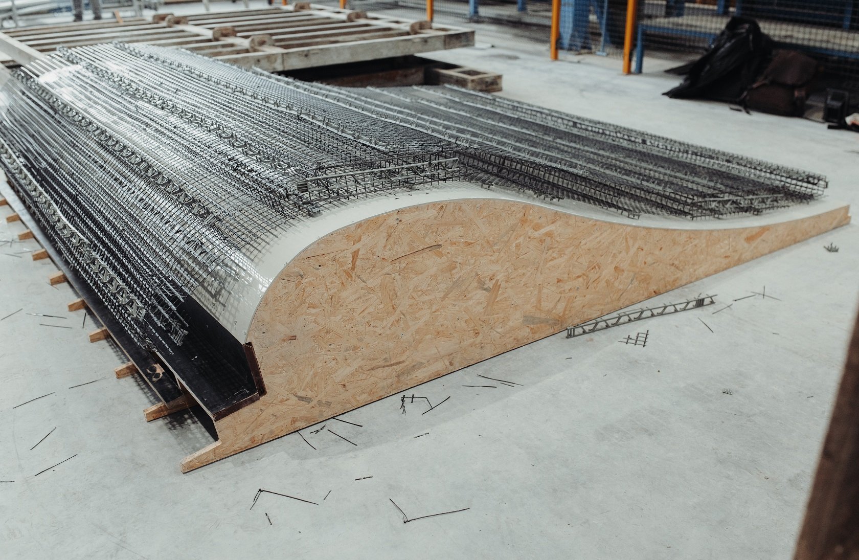 Der Bewehrungskorb der Surfwelle ist aus Carbon