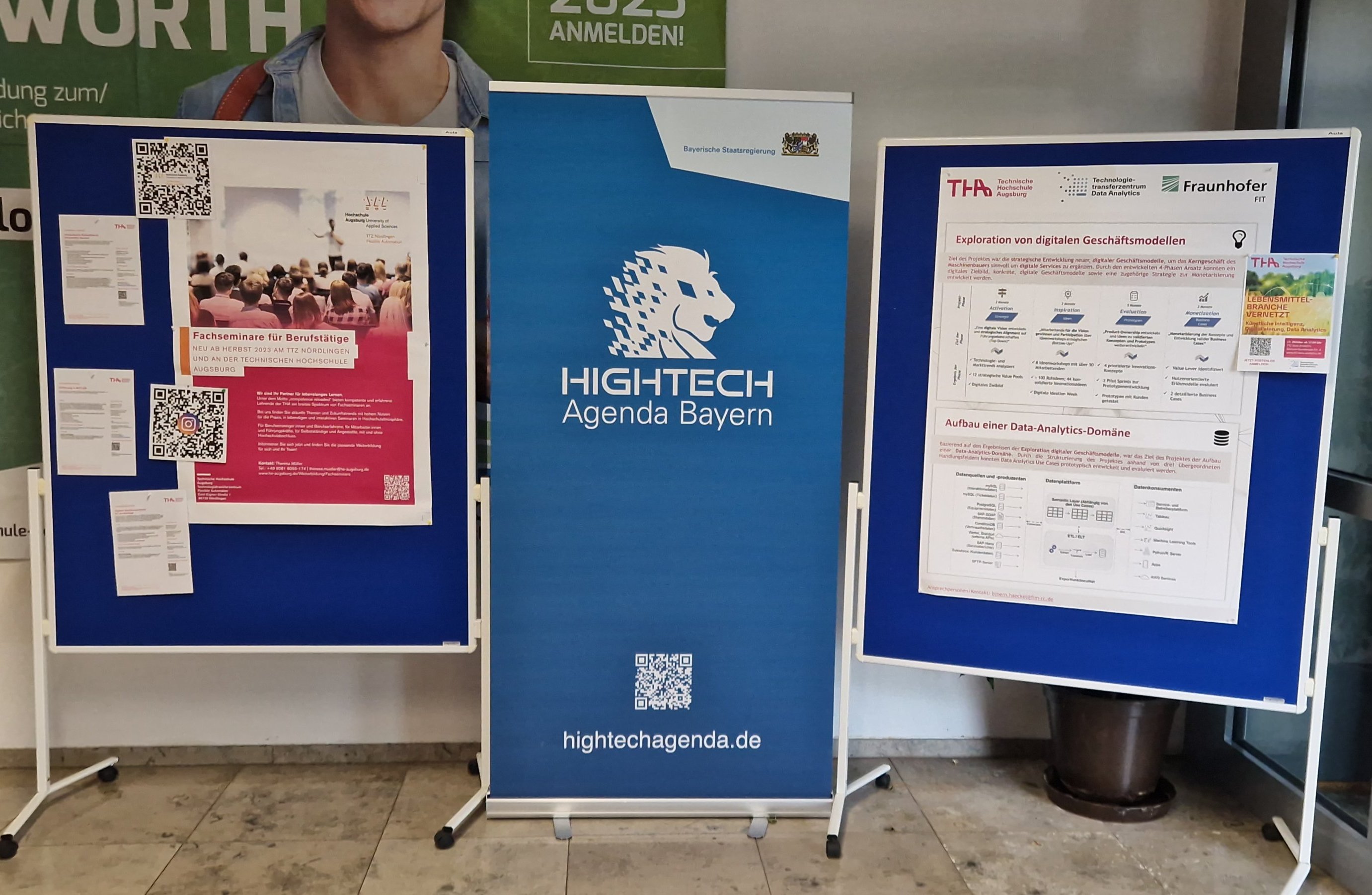 Hightech Agenda Bayern Roll-Up mit Projekten Links und Rechts.